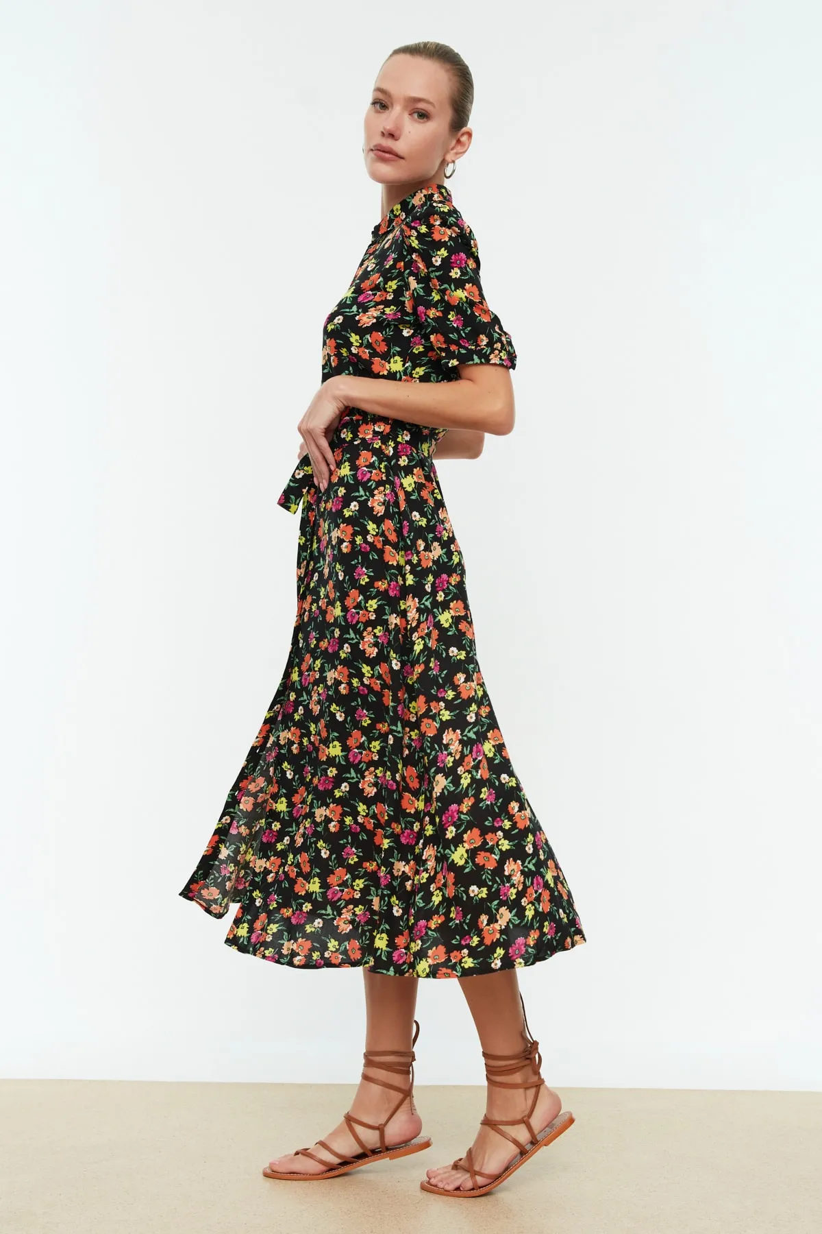 Trendyol Collection  Schwarzes, gewebtes Midi-Hemdkleid aus Viskose mit Blumendruck und Gürtel TWOSS20EL1559