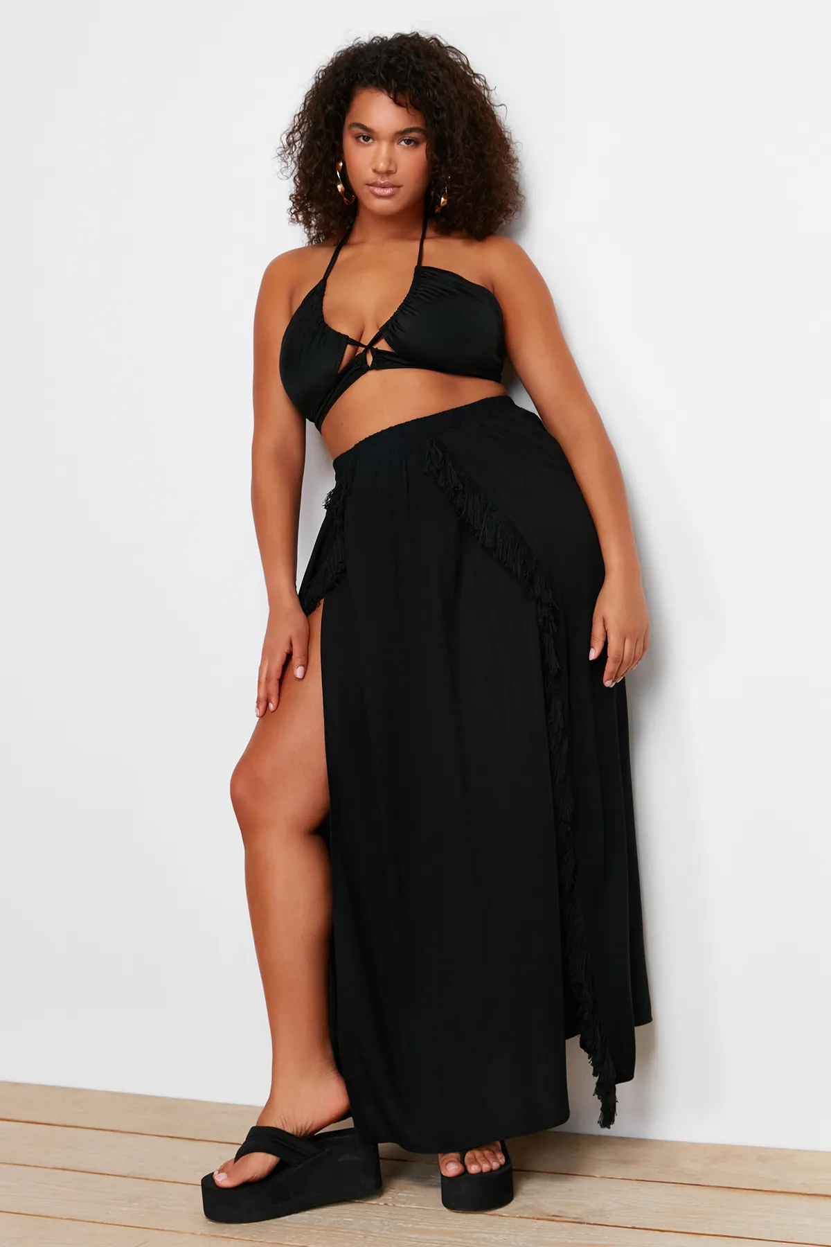 Trendyol Curve  Schwarzer Maxi-Strandrock mit gewebten Quasten