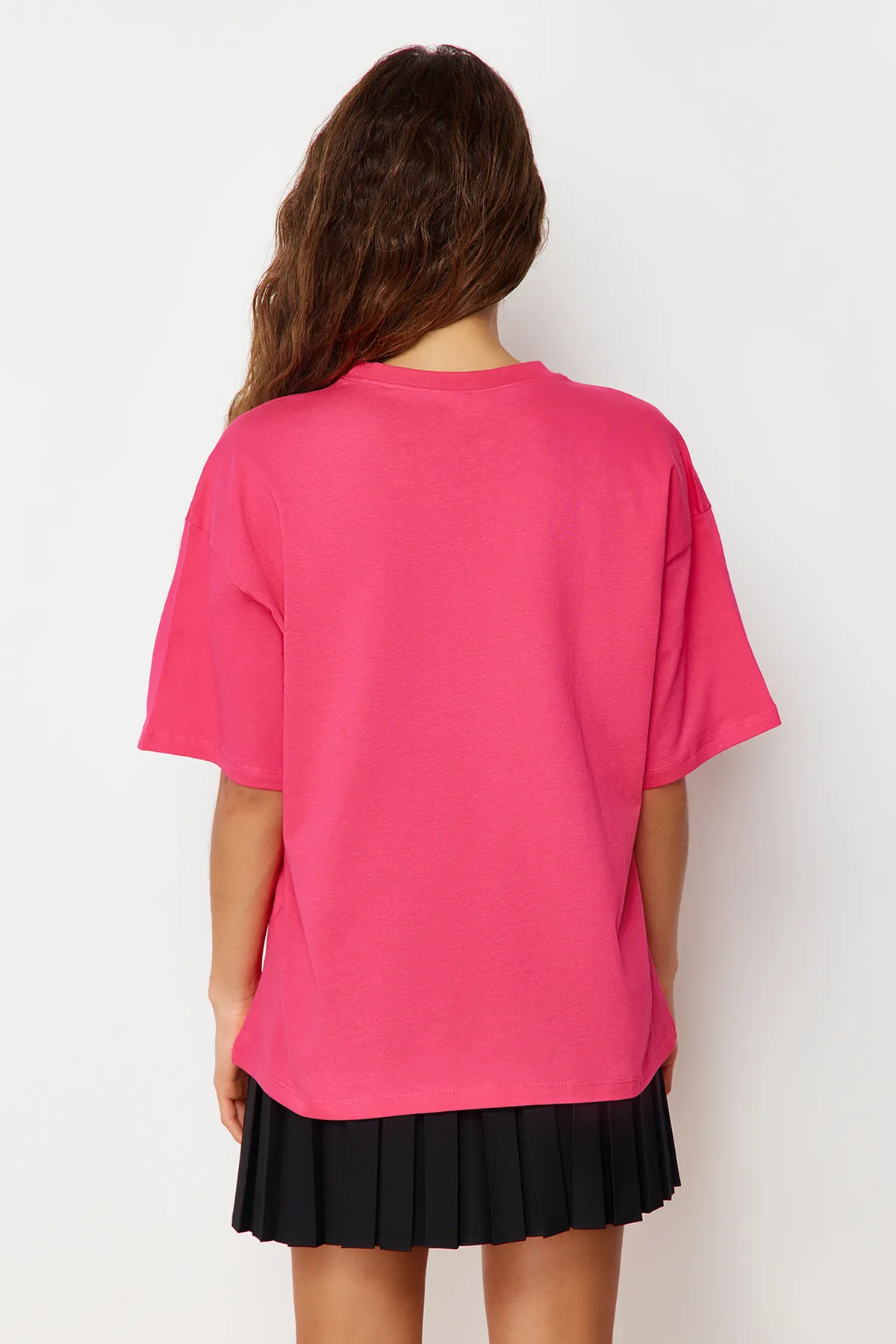 Trendyol Collection  Fuchsiafarbenes Premium-Strick-T-Shirt aus 100 % Baumwolle in Übergröße/weiter Passform mit Rundhalsausschnitt TWOSS23TS00040