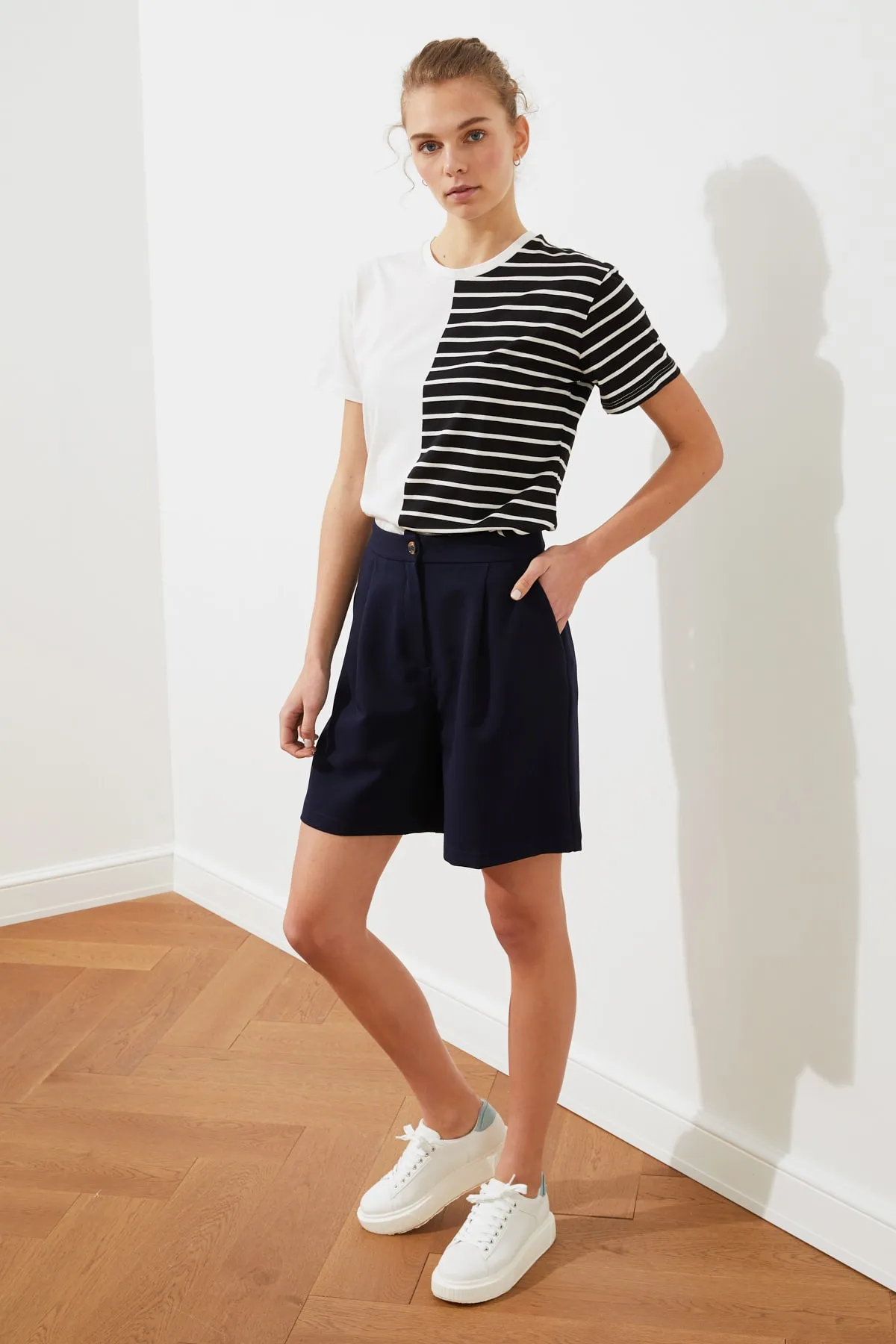 Trendyol Collection  Marineblaue, gewebte Shorts mit normaler Passform und Taschen TWOSS19WX0108