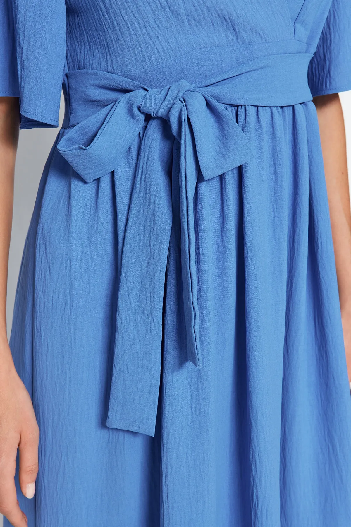 Trendyol Collection  Indigofarbenes, gewebtes, zweireihiges, gewebtes Midikleid mit Kragen hinten und detailliertem Gürtel TWOSS23EL02164
