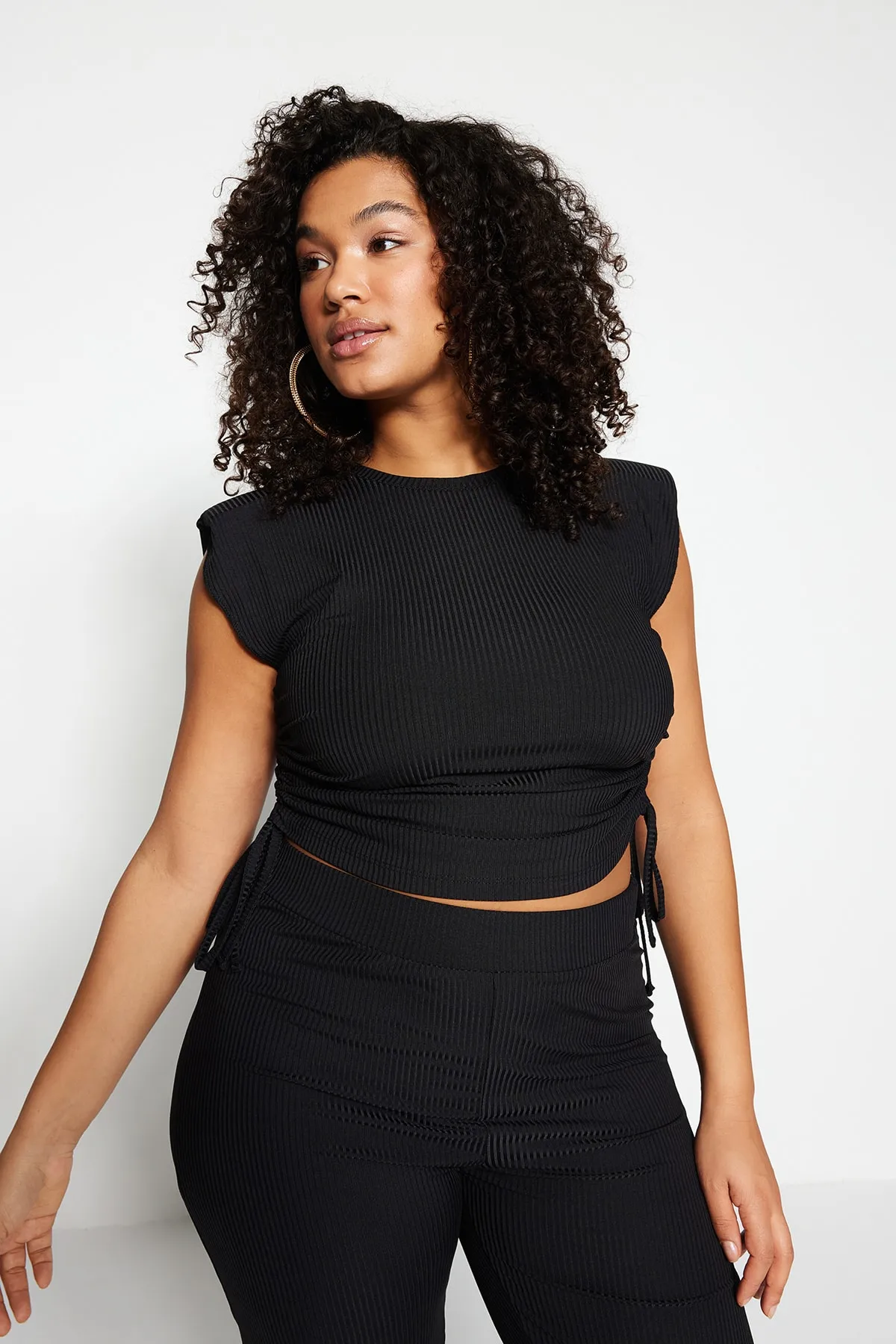 Trendyol Curve  Schwarze gestrickte Crop-Bluse mit geraffter Seitenpolsterung TBSSS23AF00011