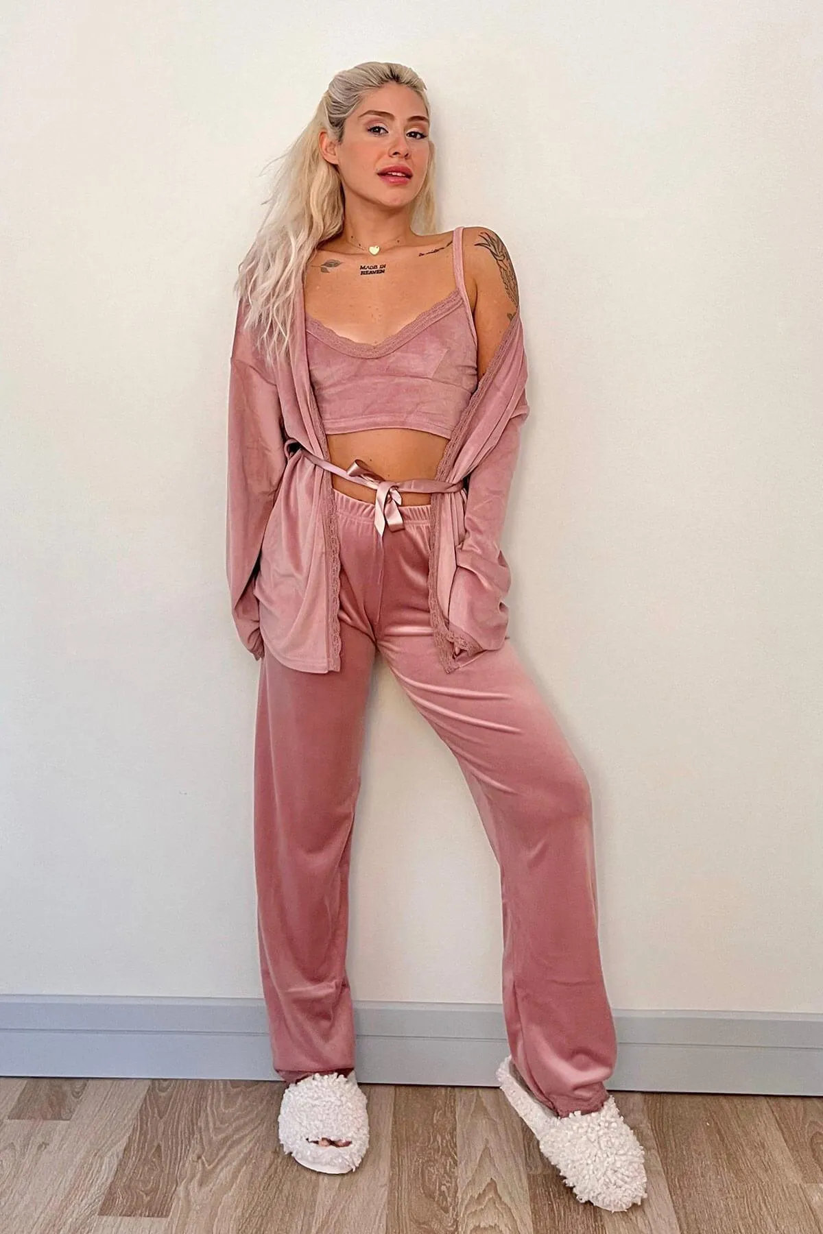 Pijamaevi  Powder Crop Exklusives Damen-Pyjama-Set aus Samt mit Bademantel