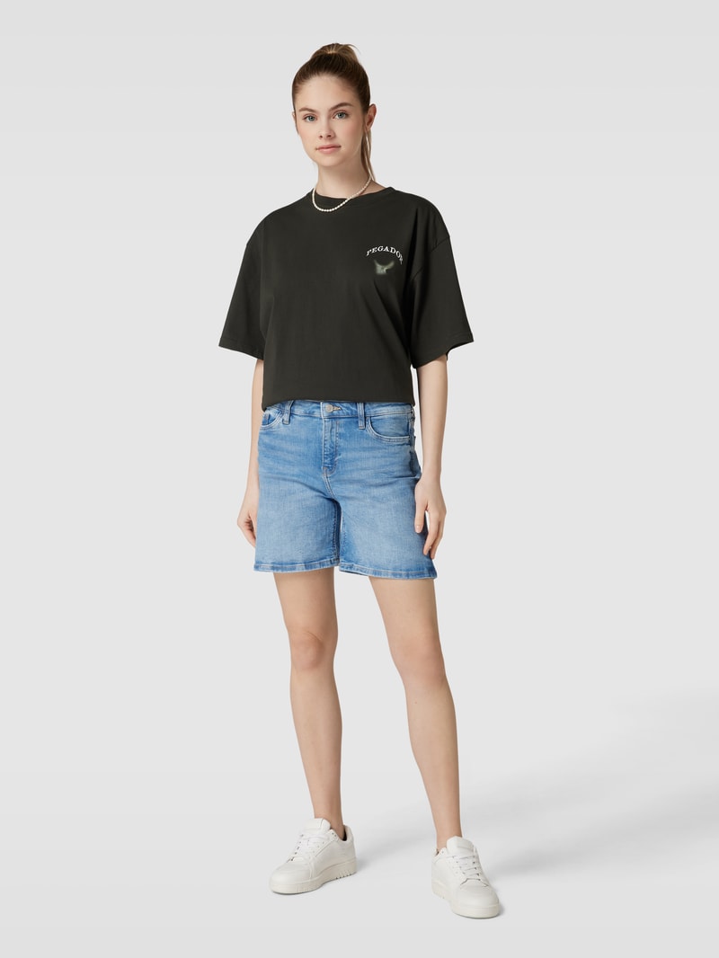 Jeansshorts mit Label-Patch in hellblau