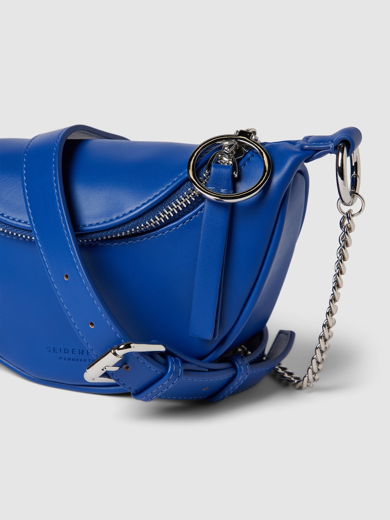 Umhängetasche mit Label-Prägung Modell 'SKIEN' in royalblau