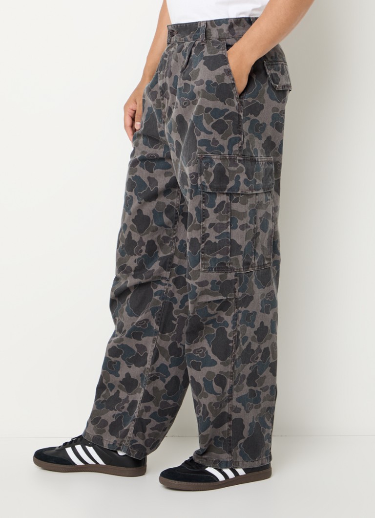 Carhartt WIP Cole loose fit cargo trousers made of organic cotton with camouflage print