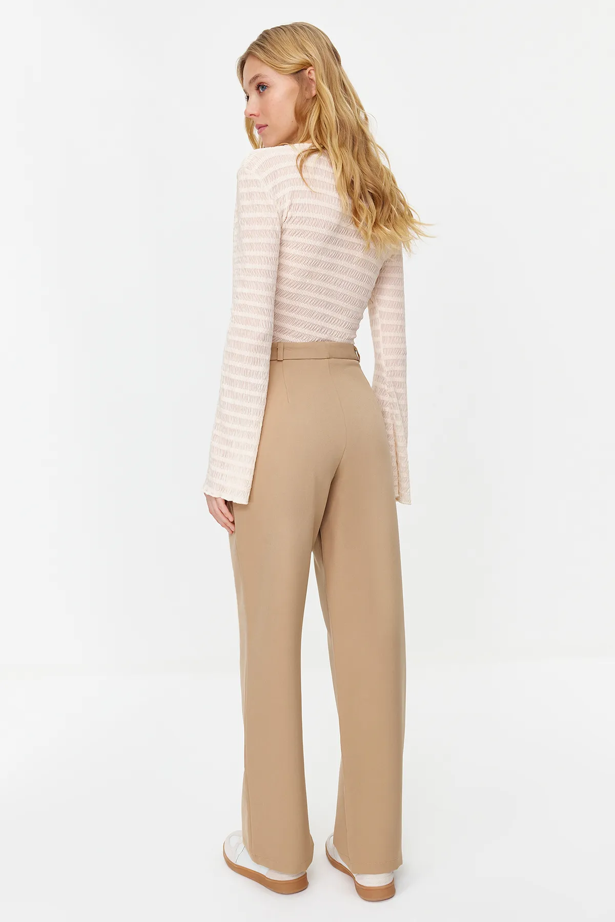 Trendyol Collection  Nerzfarbene, weite Hose aus Webstoff mit weitem Bein TWOAW21PL0332