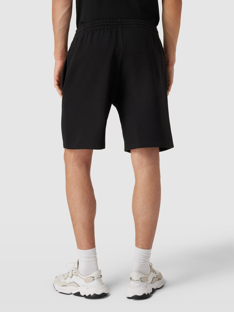 Shorts mit seitlichen Taschen in schwarz
