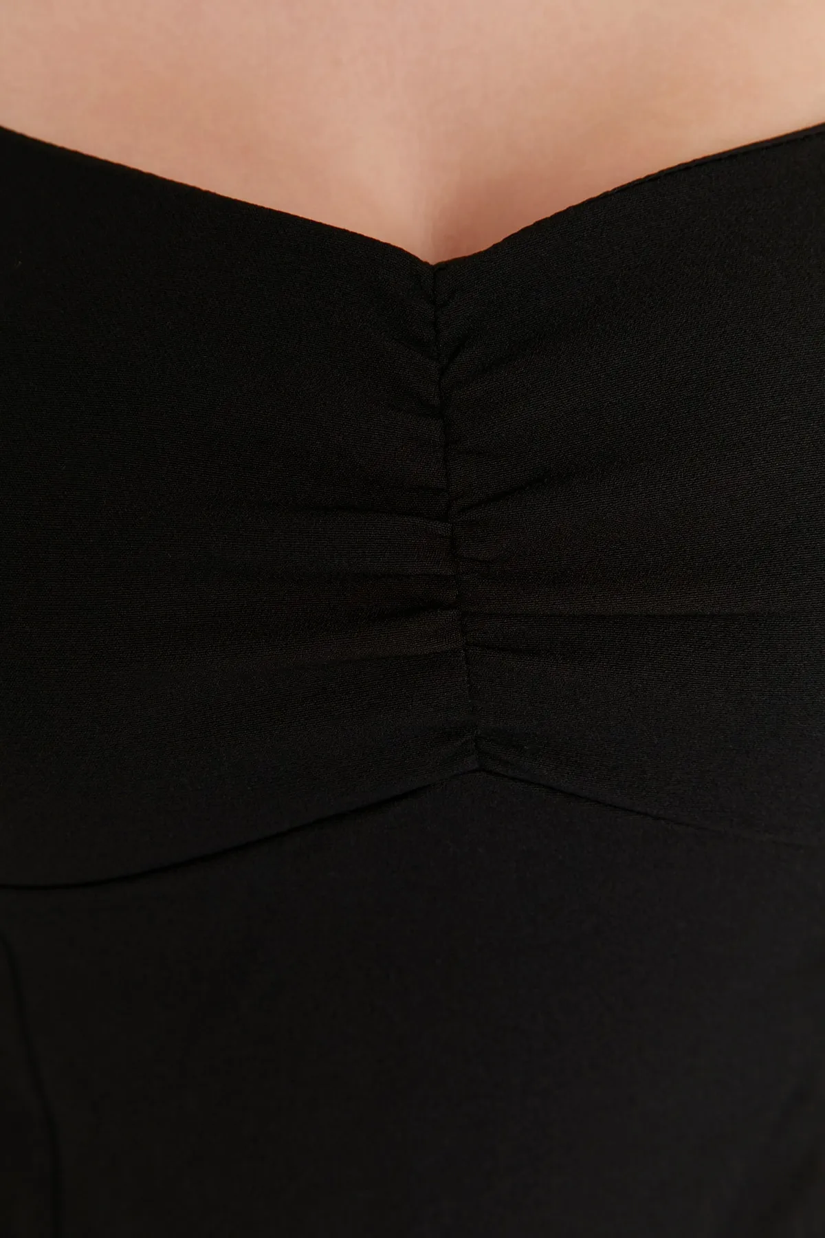 Trendyol Collection  Schwarze, detaillierte Webbluse mit Raffungen TWOAW23BZ00633