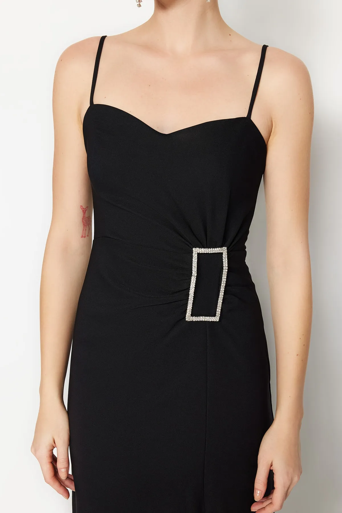 Trendyol Collection  Schwarzes langes Abendkleid mit Accessoire-Details TPRSS20AE0321