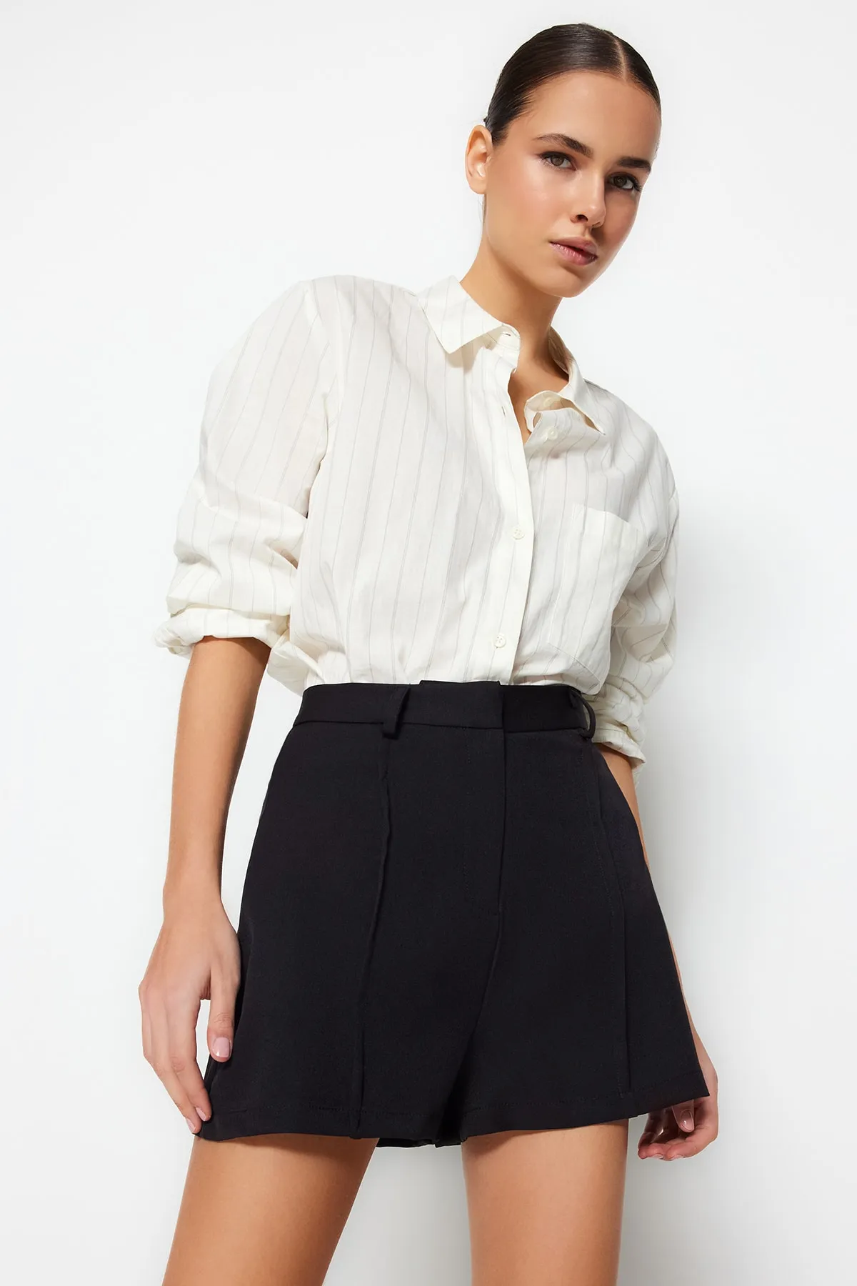 Trendyol Collection  Schwarze Shorts aus gewebtem Rippenmuster TWOSS23SR00079