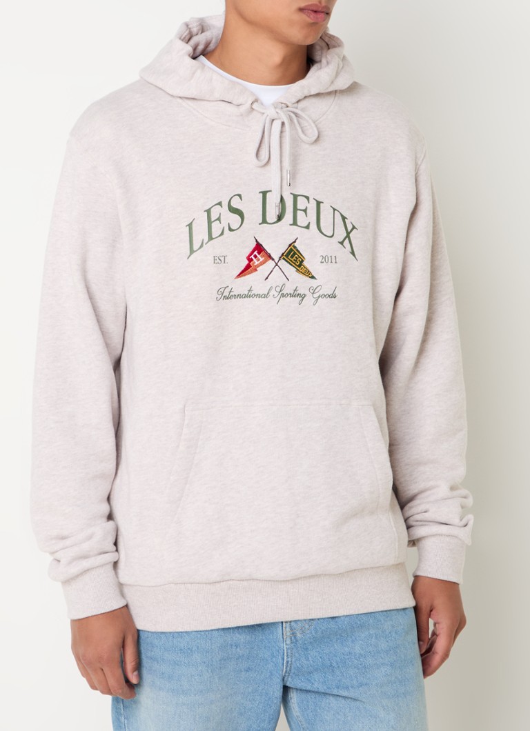 Le due felpe con cappuccio con logo stampato