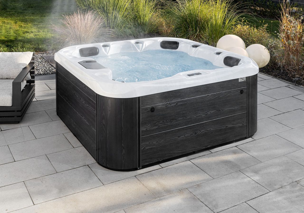 Home Deluxe Outdoor Whirlpool MALAGA inkl. Abdeckung & Treppe mit Wärmeisolierung für 5 Personen