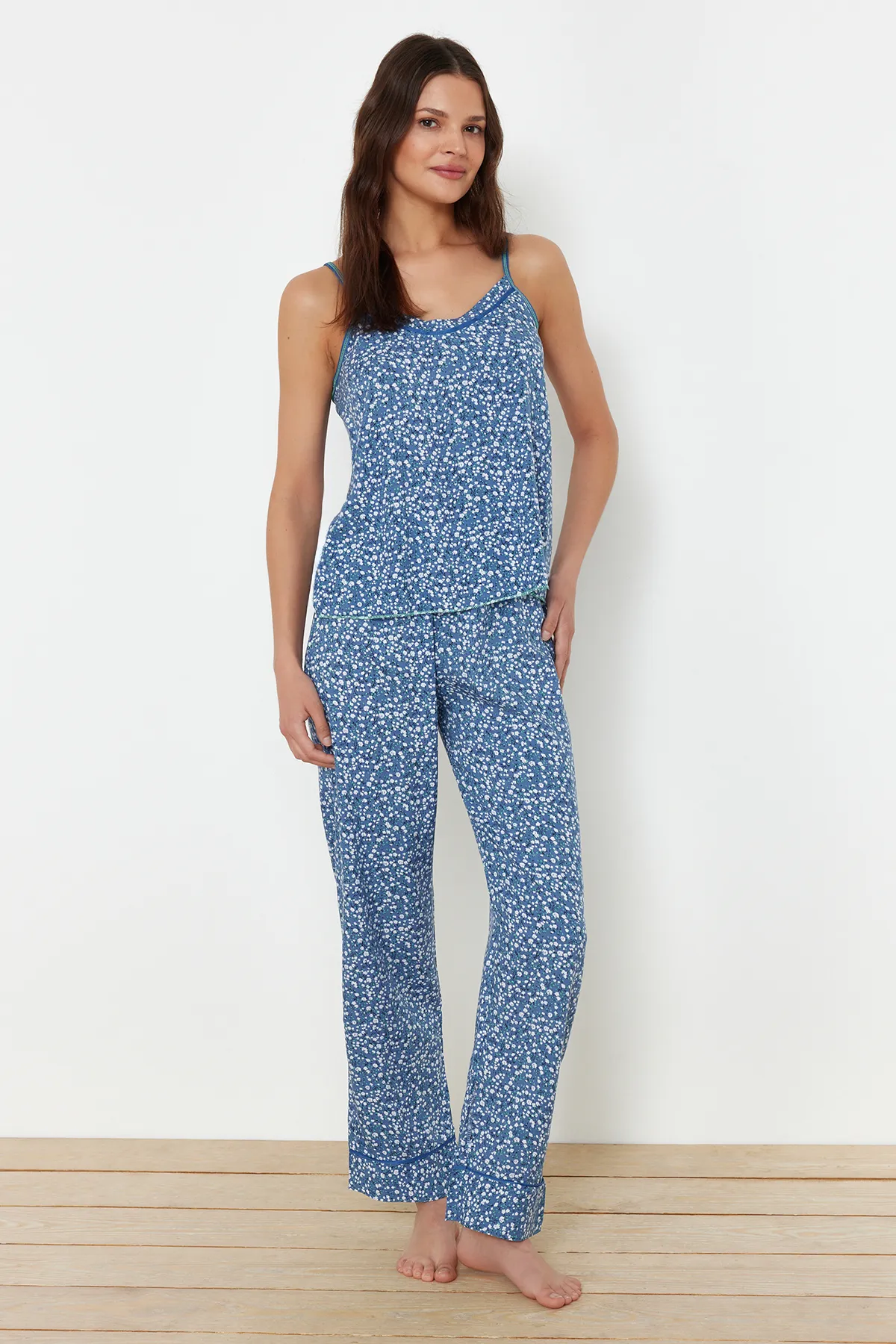 Trendyol Collection  Nachtwäsche-Set mit blauen Blumenmustern und Kordelriemen, 100 % Baumwolle – THMSS24PT00307