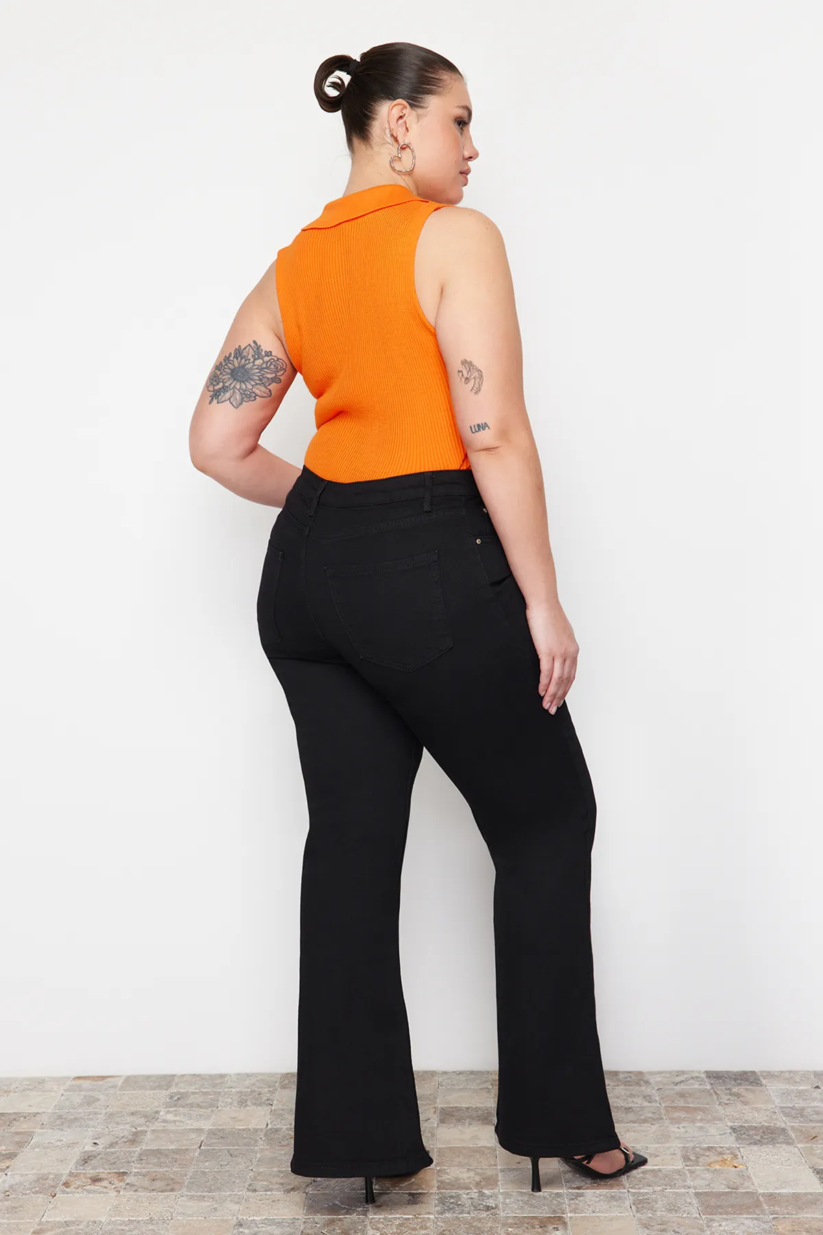 Trendyol Curve  Schwarze Denim-Jeans mit Schlitz und Details TBBAW23CJ00038