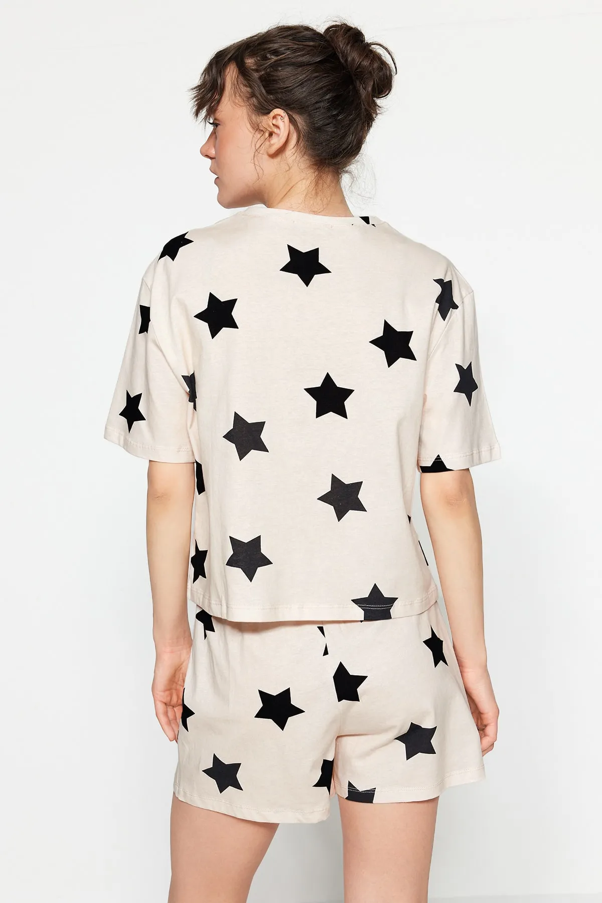 Trendyol Collection  Hellrosa Strick-Pyjama-Set mit T-Shirt und Shorts aus 100 % Baumwolle mit Sternmuster THMSS22PT0501
