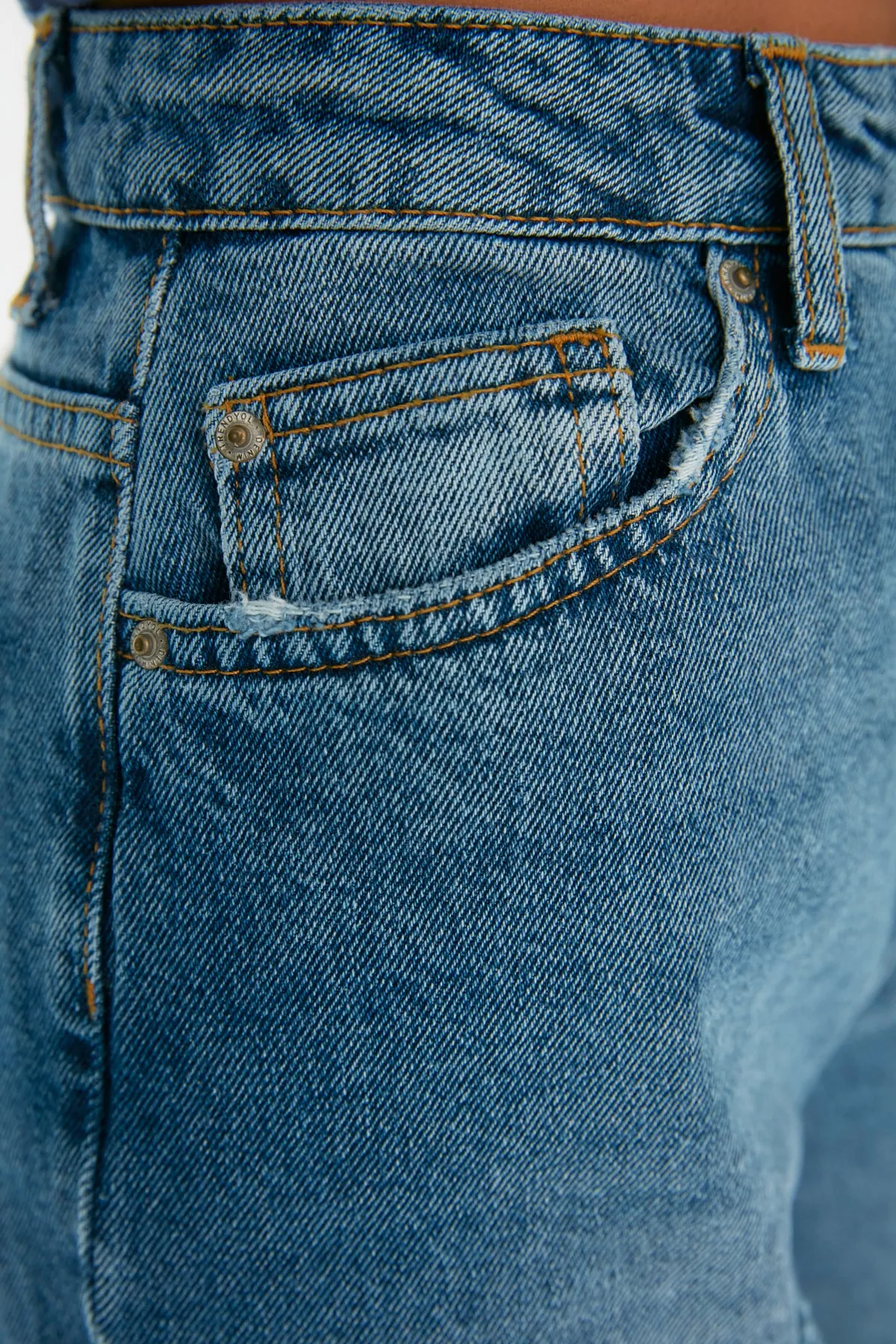 Trendyol Collection  Blaue High Bel Mom-Jeans TWOSS22JE0381