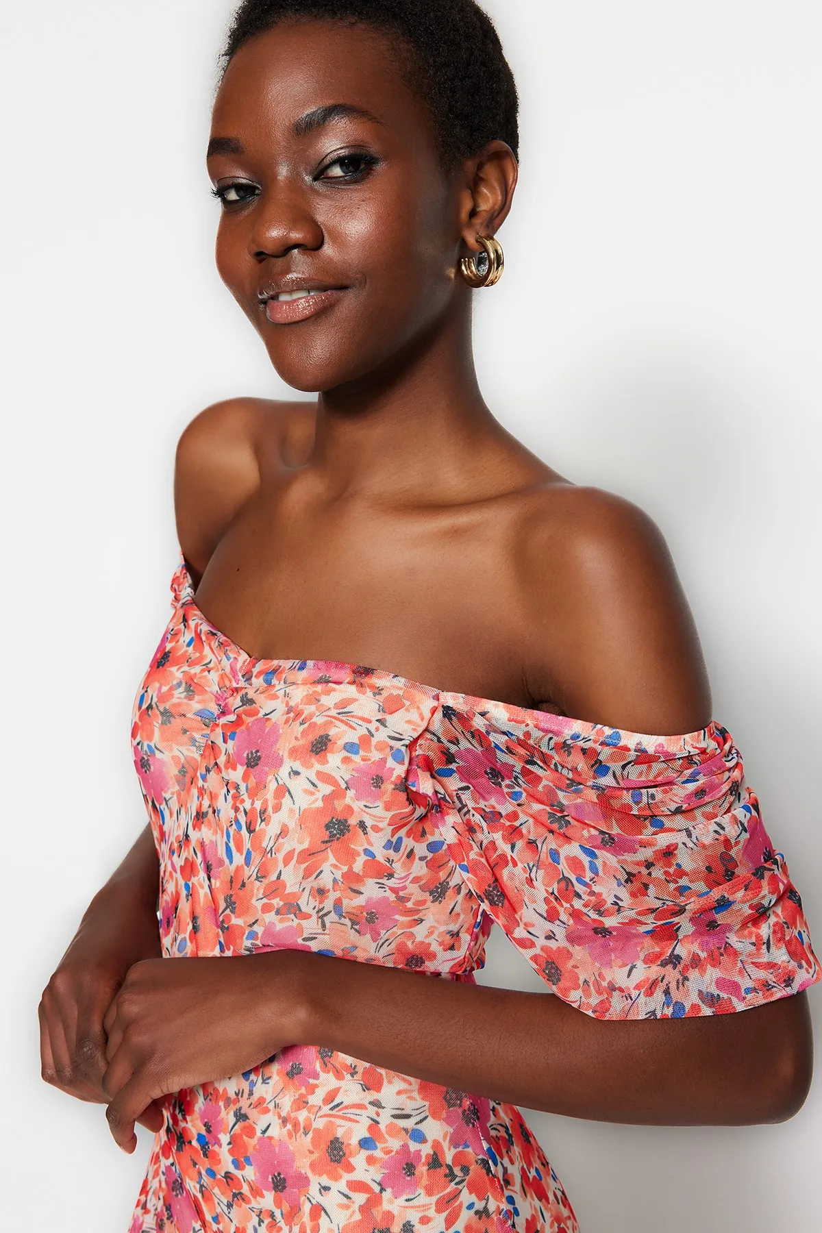 Trendyol Collection  Orangefarbenes, blumengemustertes, dehnbares Mini-Strickkleid aus Tüll mit herzförmigem Ausschnitt TWOSS20EL1690