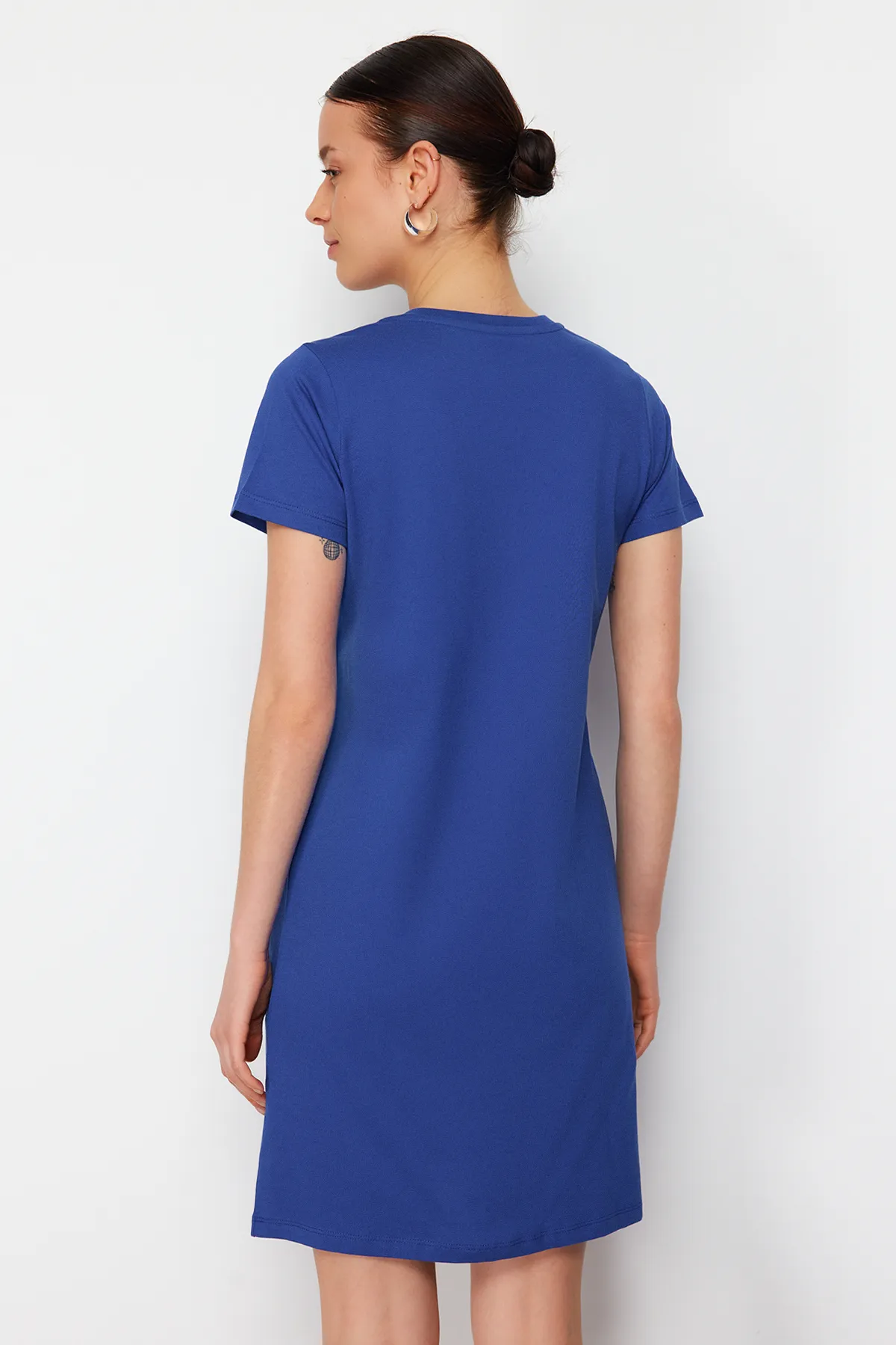 Trendyol Collection  Saks T-Shirt-Kleid aus 100 % Baumwolle mit Taschen, Rundhalsausschnitt und kurzen Ärmeln, gestrickt, TWOSS24EL00120
