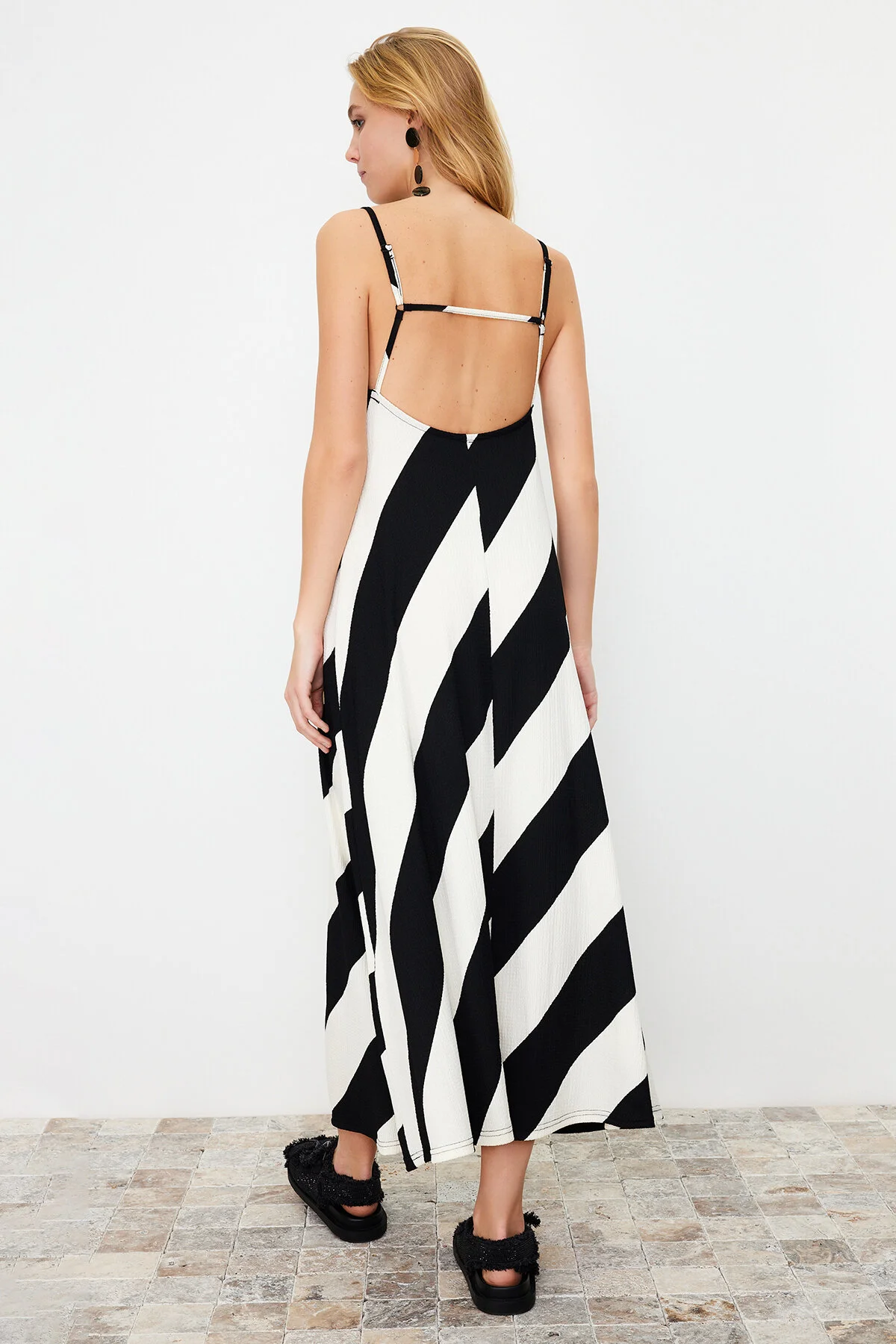 Trendyol Collection  Schwarzes bedrucktes A-Linien-Maxikleid aus Twist-/Strukturstrick TWOSS24EL00060