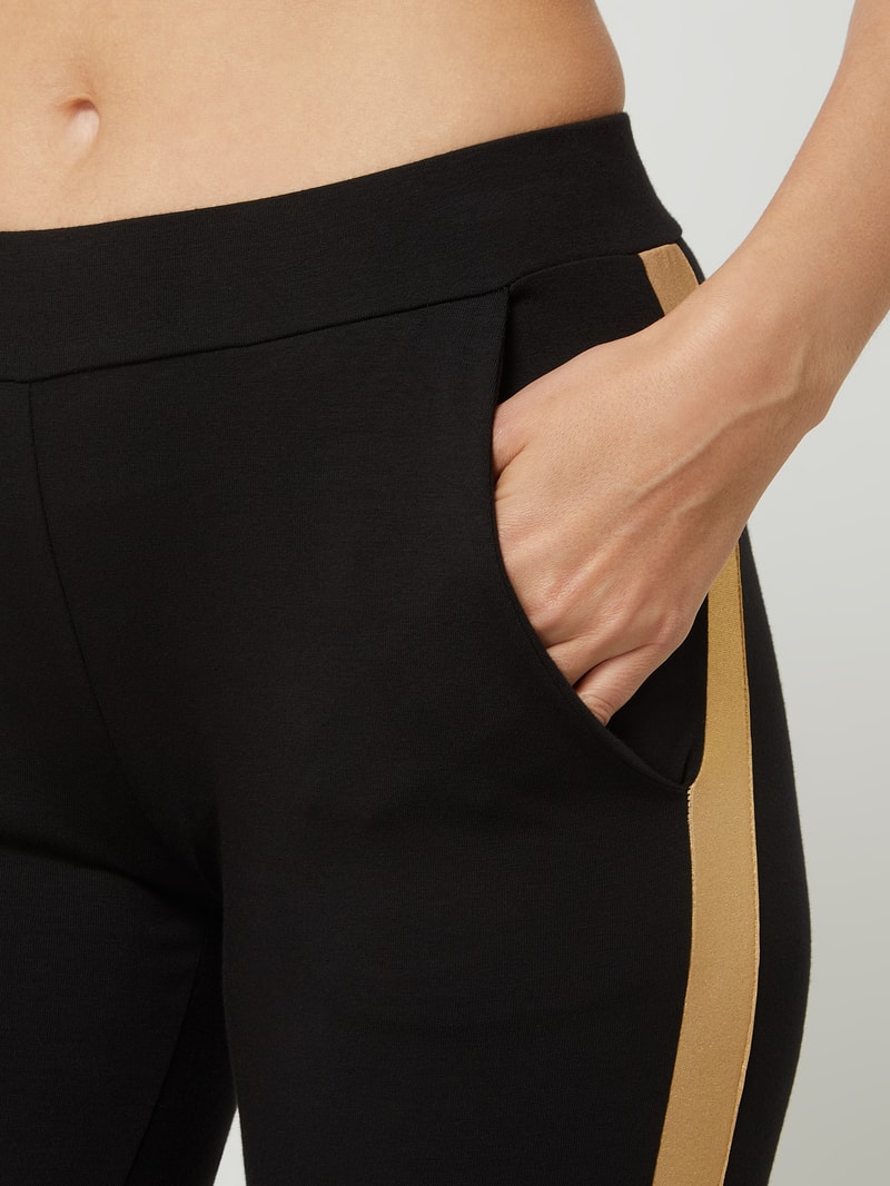 Trackpants mit Stretch-Anteil in schwarz