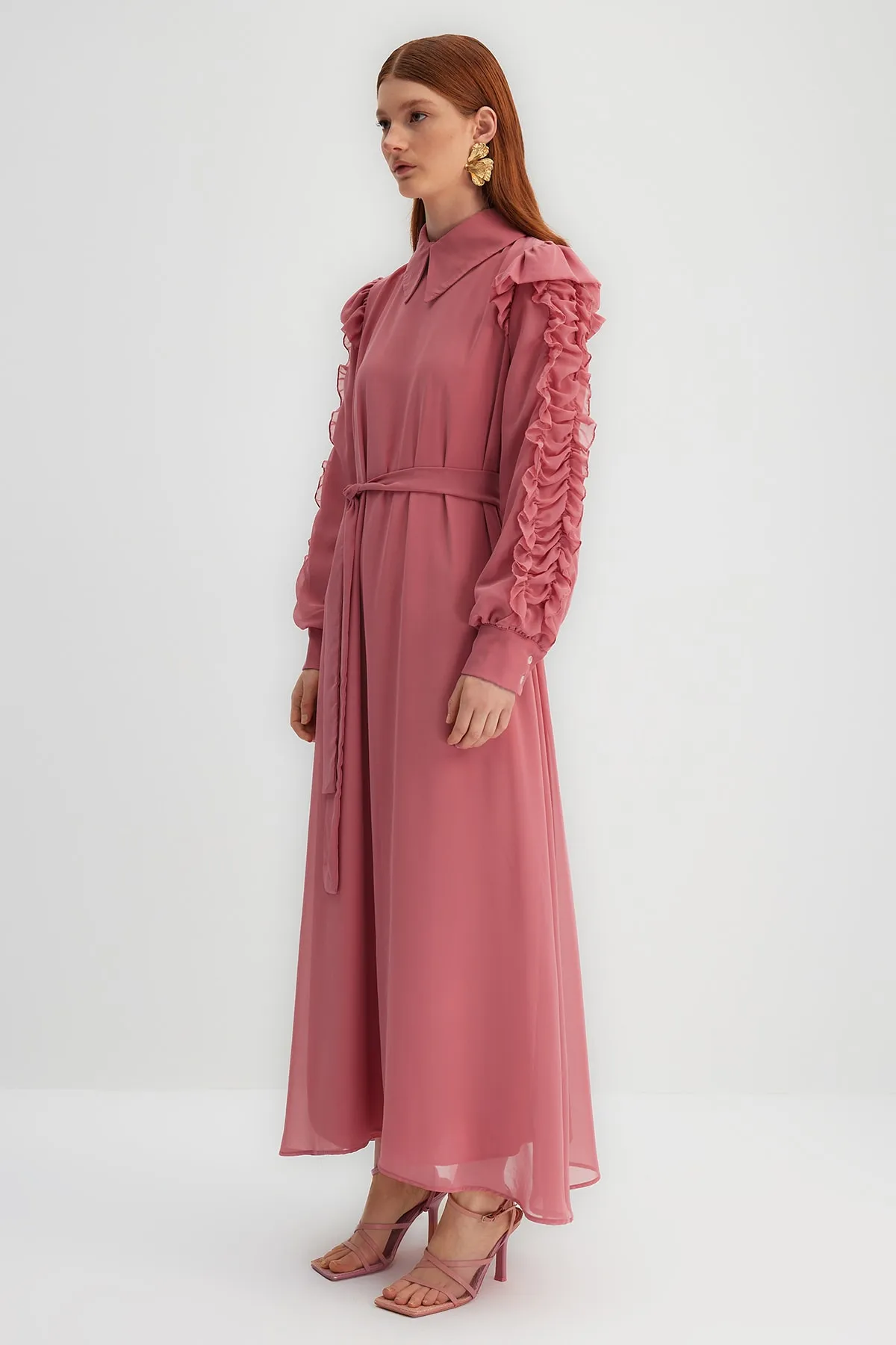 Trendyol Modest  X Kevser Sarıoglu Abendkleid aus Chiffon mit Rüschen und Kragen aus getrockneten Rosen TCLSS23DB00000