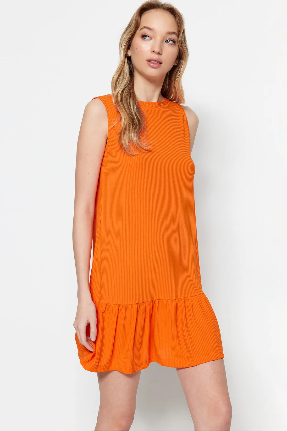 Trendyol Collection  Orangefarbenes Etuikleid mit Volants und geradem, geripptem Mini-Strickkleid mit Nullärmeln TWOSS22EL0794