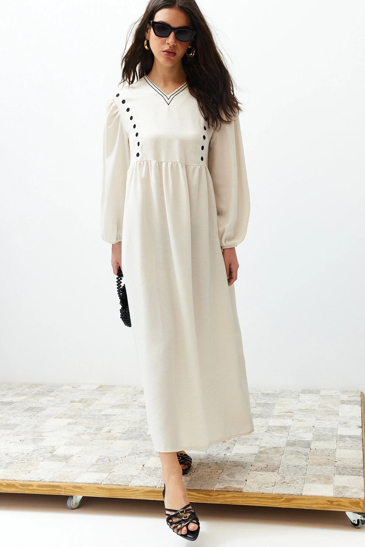 Trendyol Modest  Ecrufarbenes, detailliertes Kleid in gewebter Leinenoptik mit V-Ausschnitt TCTSS24EB00139