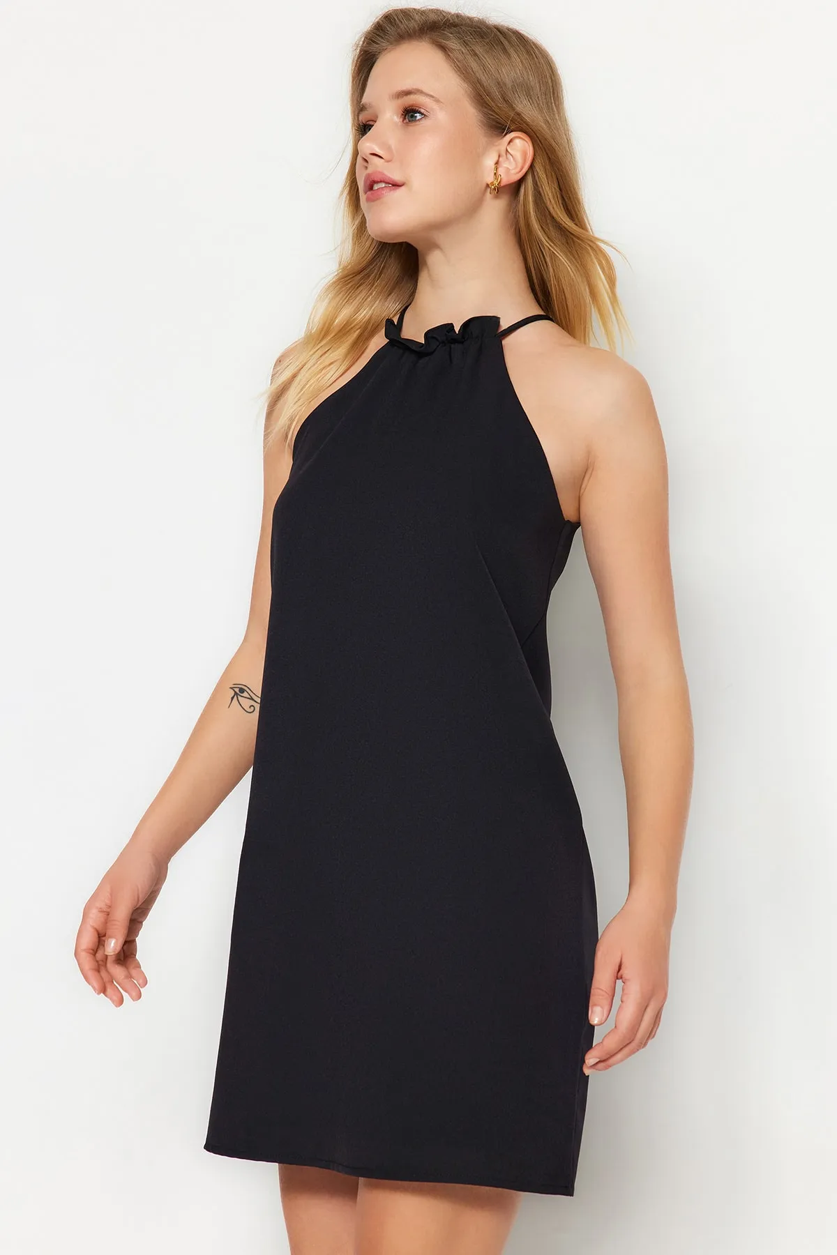 Trendyol Collection  Schwarzes, gerade geschnittenes, gewebtes Minikleid TWOSS23EL01922