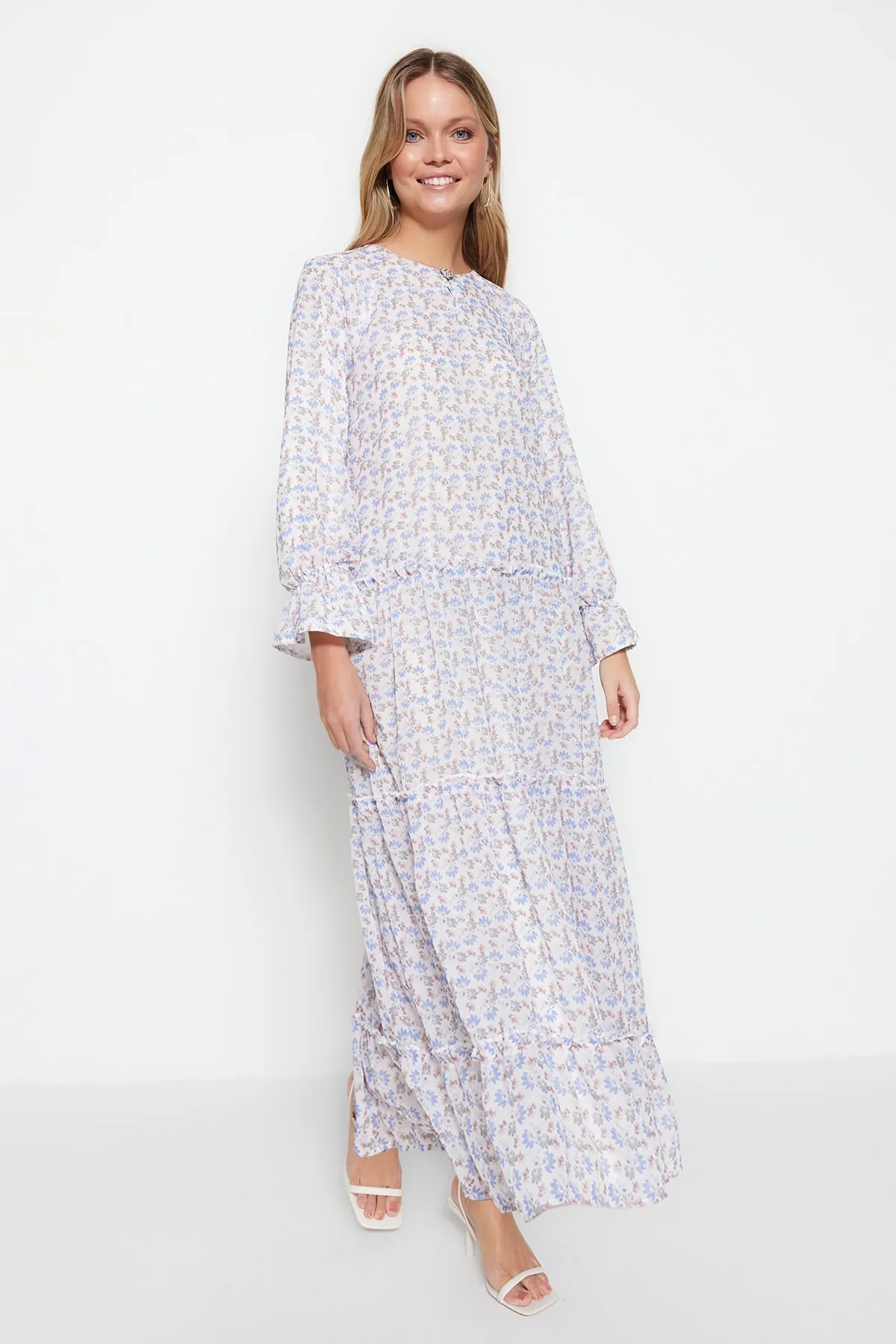 Trendyol Modest  Ecrufarbenes, floral gemustertes, gefüttertes Chiffonkleid mit Knopfleiste TCTSS23EB00270