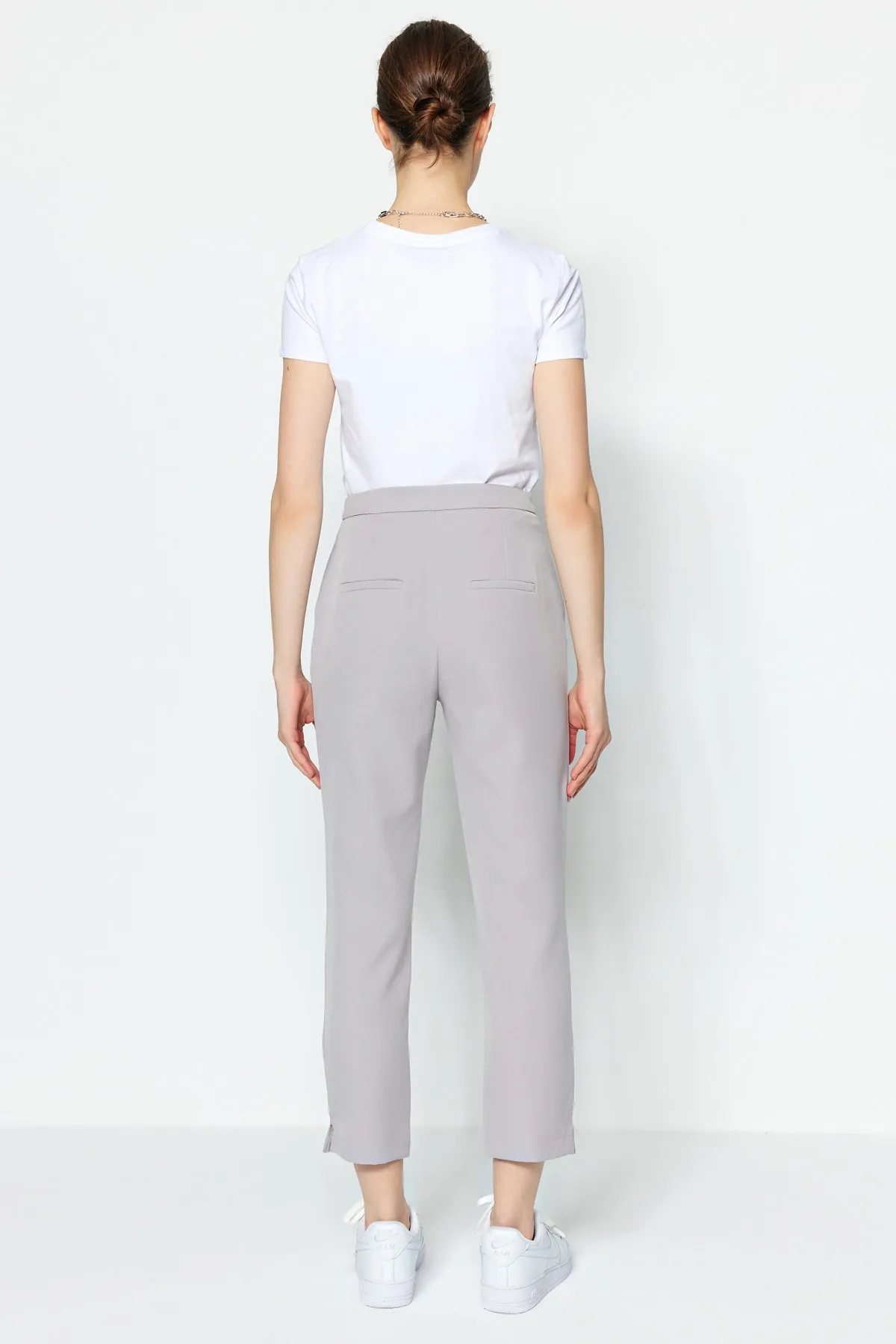 Trendyol Collection  Graue, knöchellange, gewebte Hose mit hoher Taille TWOSS23PL00054