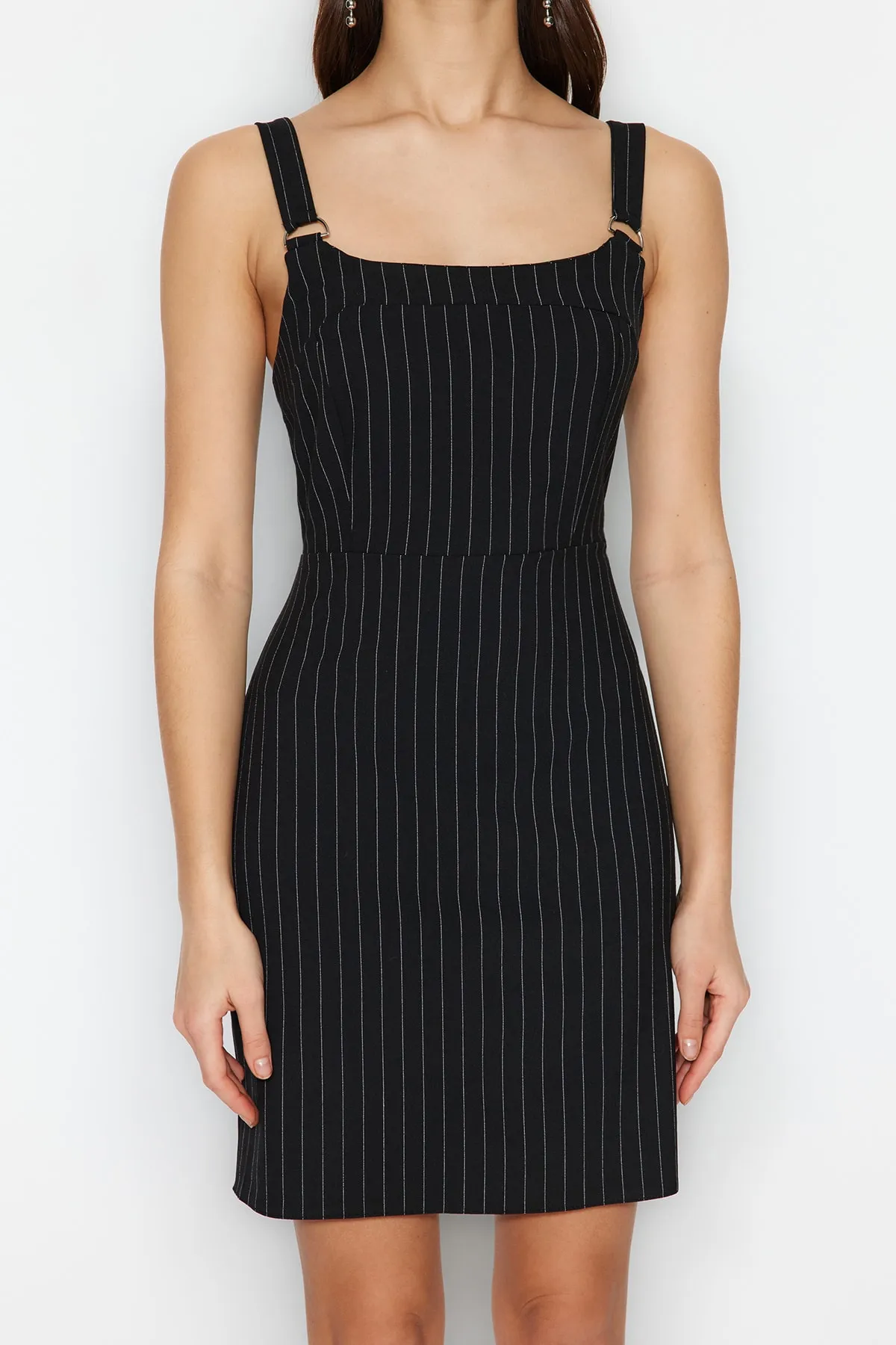 Trendyol Collection  Schwarz gestreiftes Mini-Webkleid in A-Linie/Glockenform mit Trägern TWOSS23EL01274