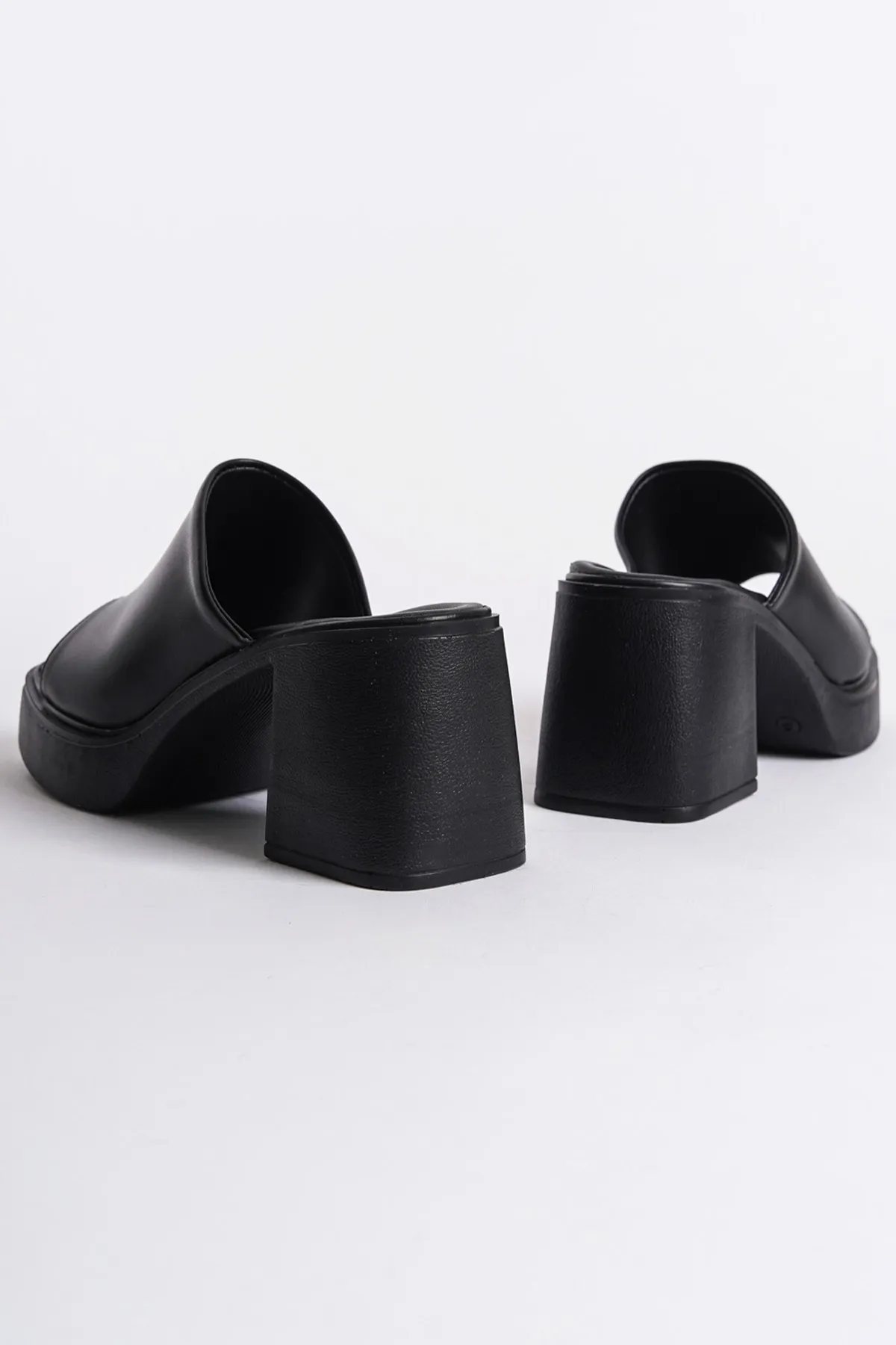 Capone Outfitters  Amy Platform Single-Streifen-Damenhausschuhe