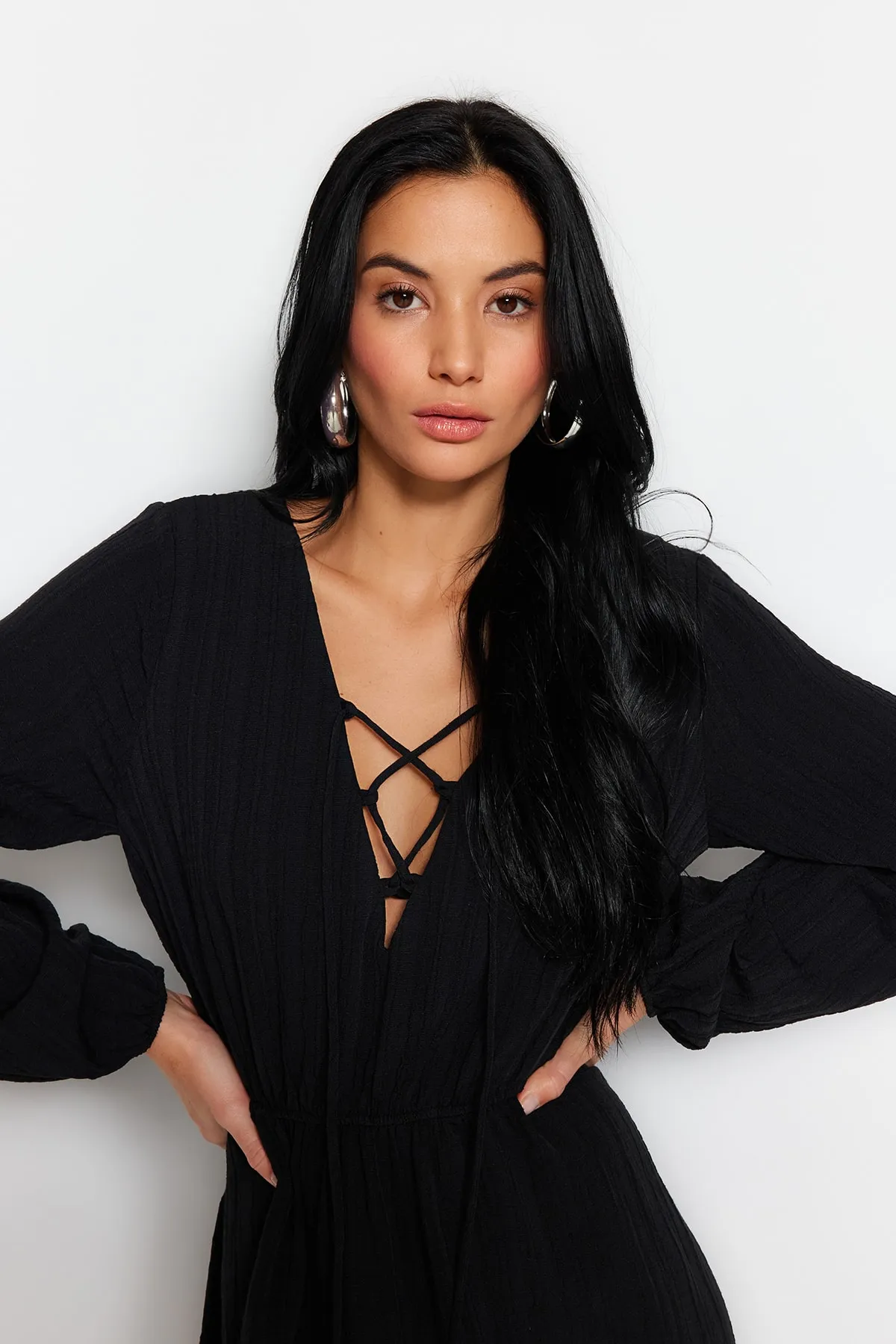 Trendyol Collection  Schwarzes, gewebtes Mini-Strandkleid aus Leinenmischung zum Binden TBESS23EL00103