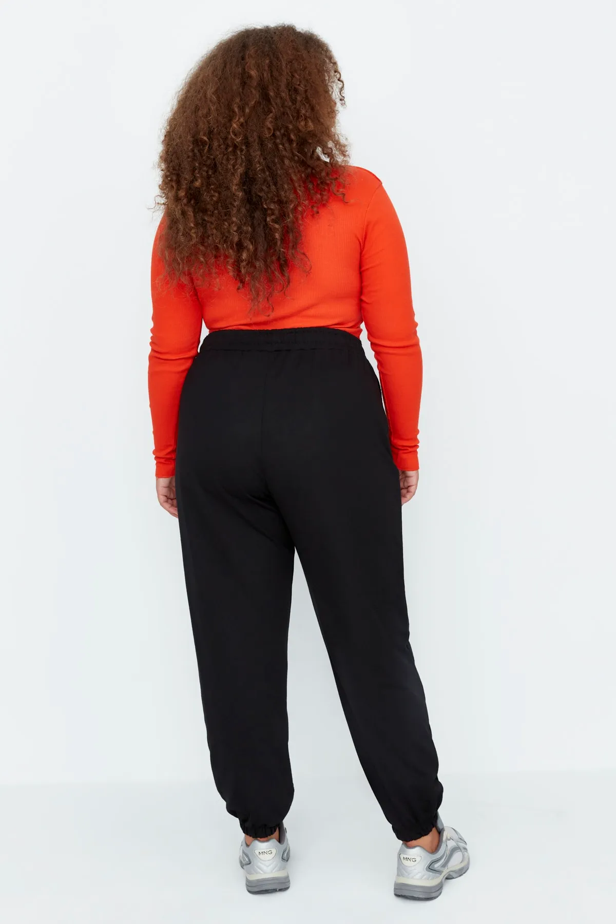 Trendyol Curve  Schwarze Loose Jogger-Strick-Jogginghose mit dünnen elastischen Beinen TBBAW23AJ00002
