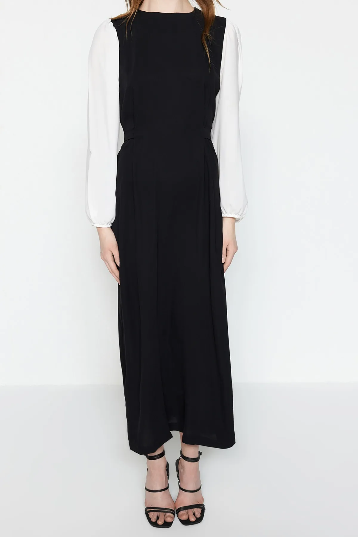 Trendyol Modest  Schwarzes Abendkleid mit Bindedetail am Rücken TCTSS23DB00036