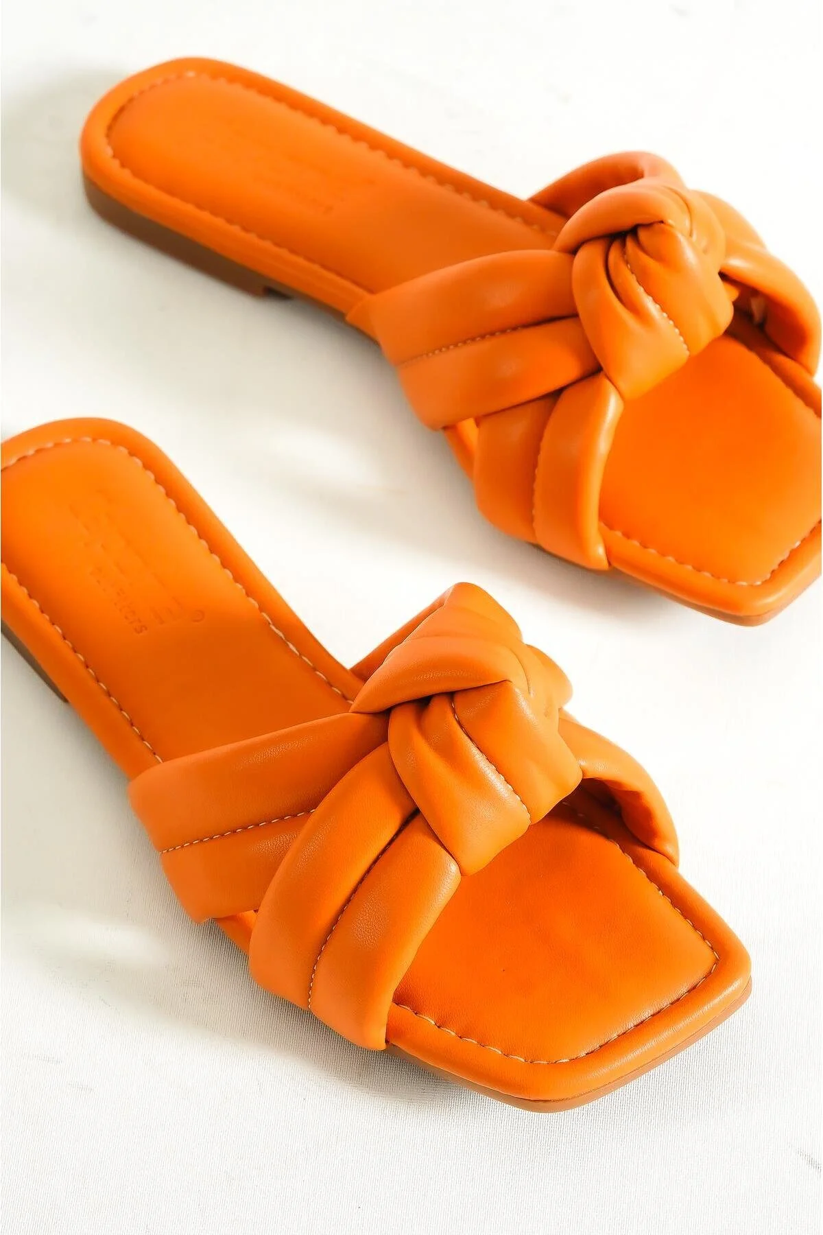 Capone Outfitters  Capone Damen-Hausschuhe mit flachem Absatz in Orange