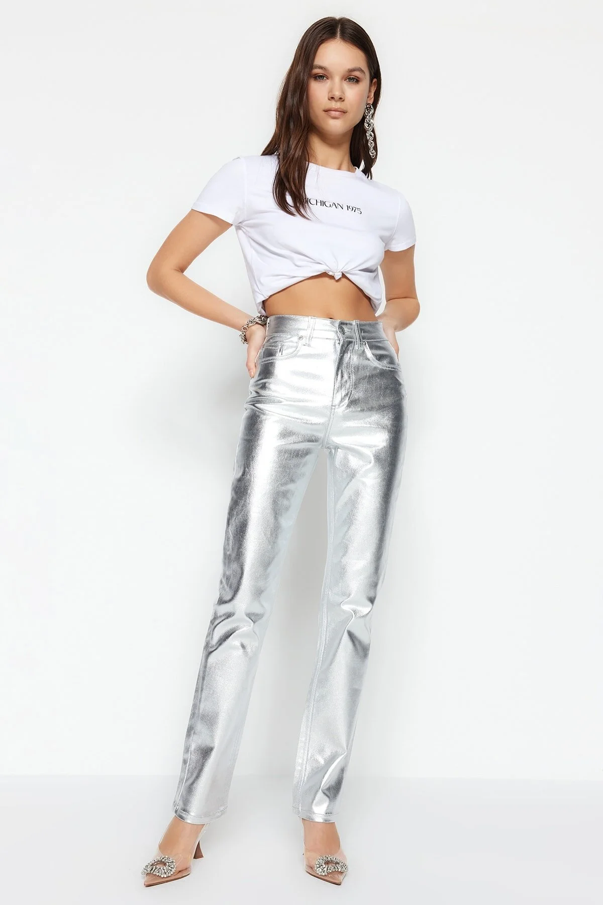 Trendyol Collection  Silberfarbene, glänzende, metallisch bedruckte Jeans mit hoher Taille und geradem Bein TWOSS23JE00243
