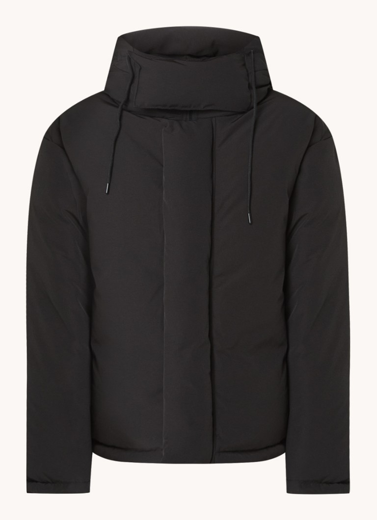 Jaqueta puffer Holden da Frankie Shop com capuz e bolsos laterais.