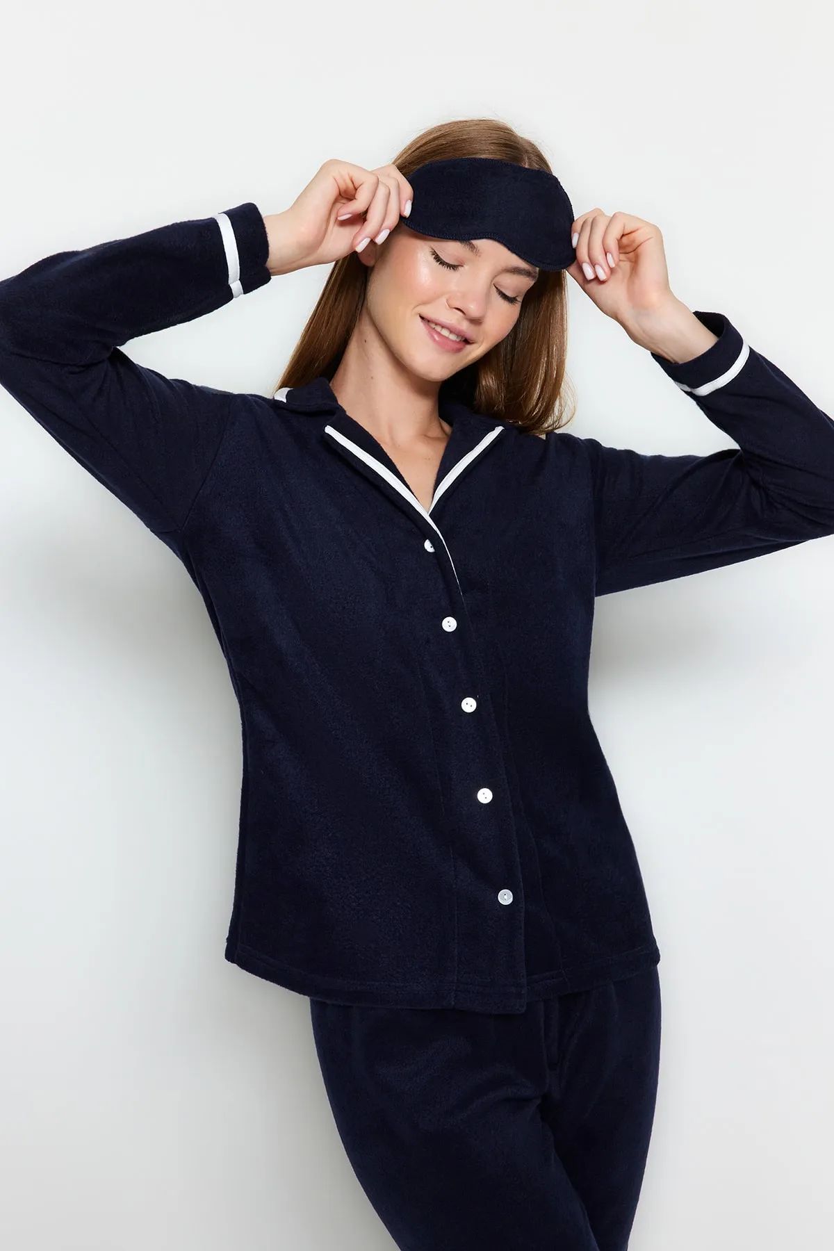 Trendyol Collection  Marineblaues Pyjama-Set aus dickem Strick mit Paspelierung und Schlafbändern THMAW22PT0357