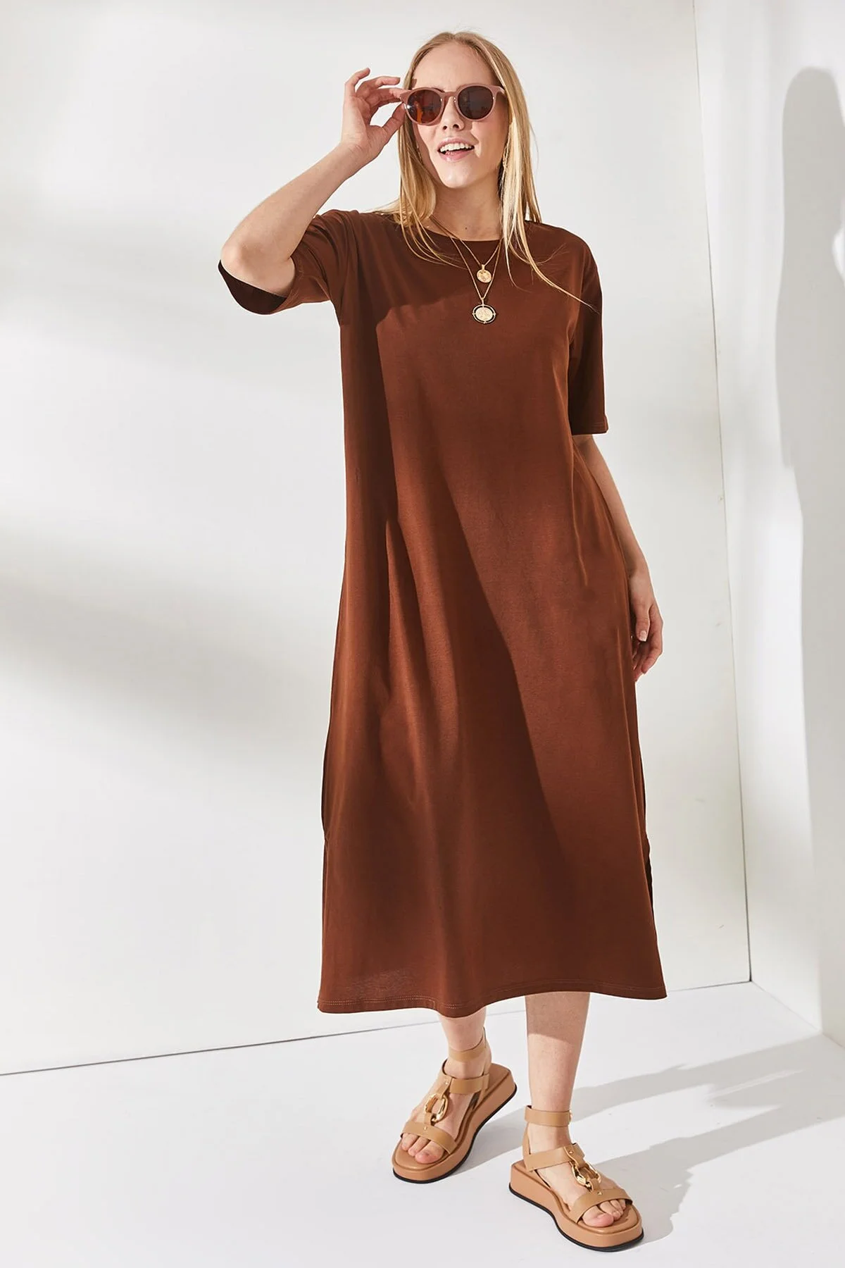 Olalook  Damen-Übergröße-Kleid mit seitlichem Schlitz in Bitterbraun ELB-19001880