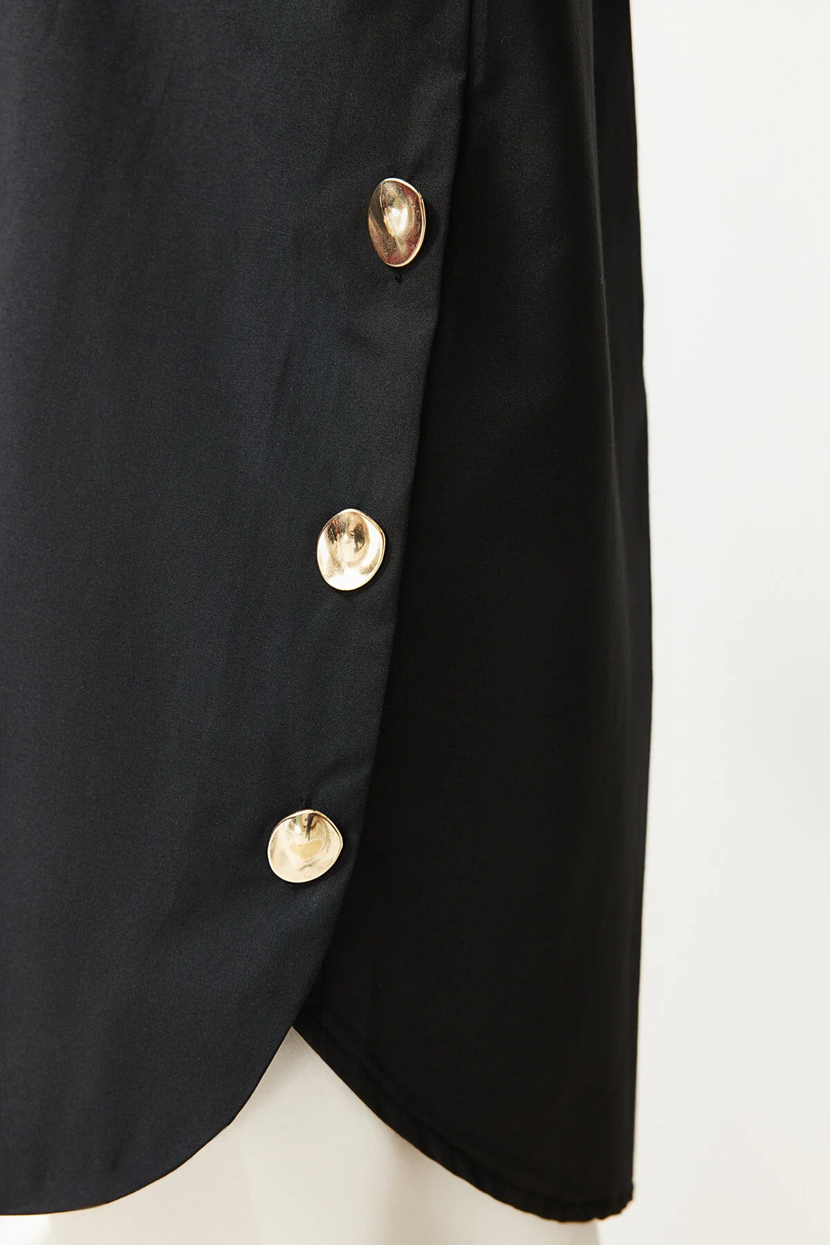 Trendyol Modest  Schwarzes Hemd aus gewebter Baumwolle mit Knöpfen und Details TCTSS24TG00054