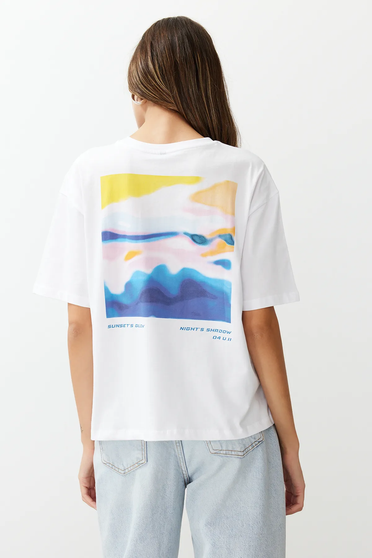 Trendyol Collection  Weißes, bedrucktes Premium-Strick-T-Shirt aus 100 % Baumwolle mit entspannter/bequemer Passform TWOSS24TS00172