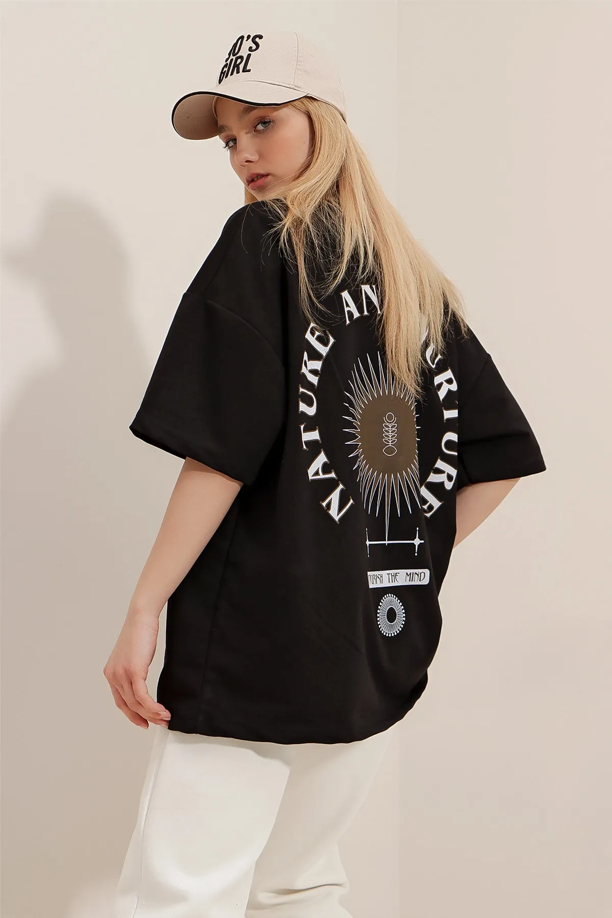 Trend Alaçatı Stili  Schwarzes Unisex-T-Shirt in Übergröße mit Rundhalsausschnitt, bedruckt, ALC-X9577