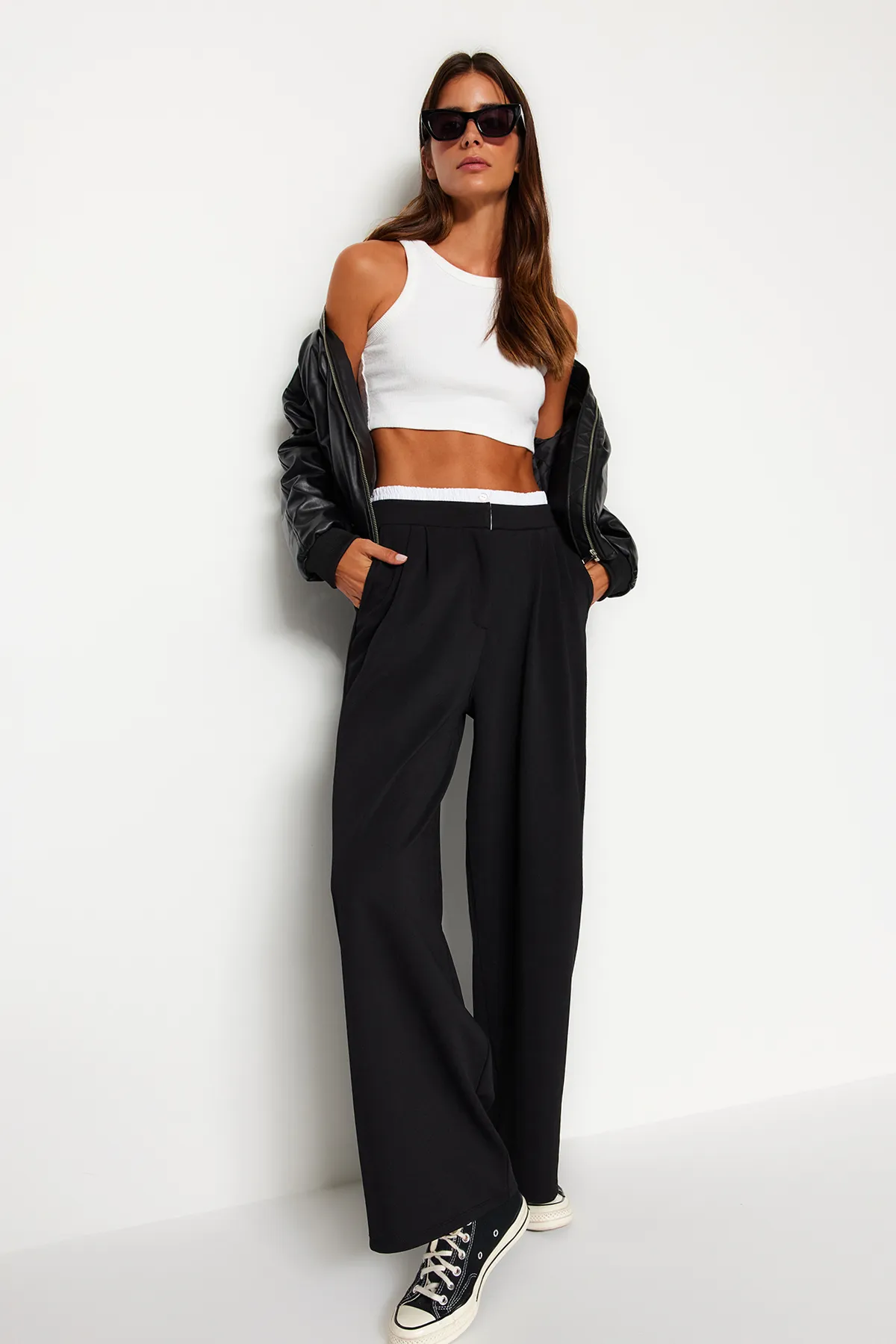 Trendyol Collection  Schwarze Boxerhose mit weitem Bein und Gürteldetail TWOAW24PL00360