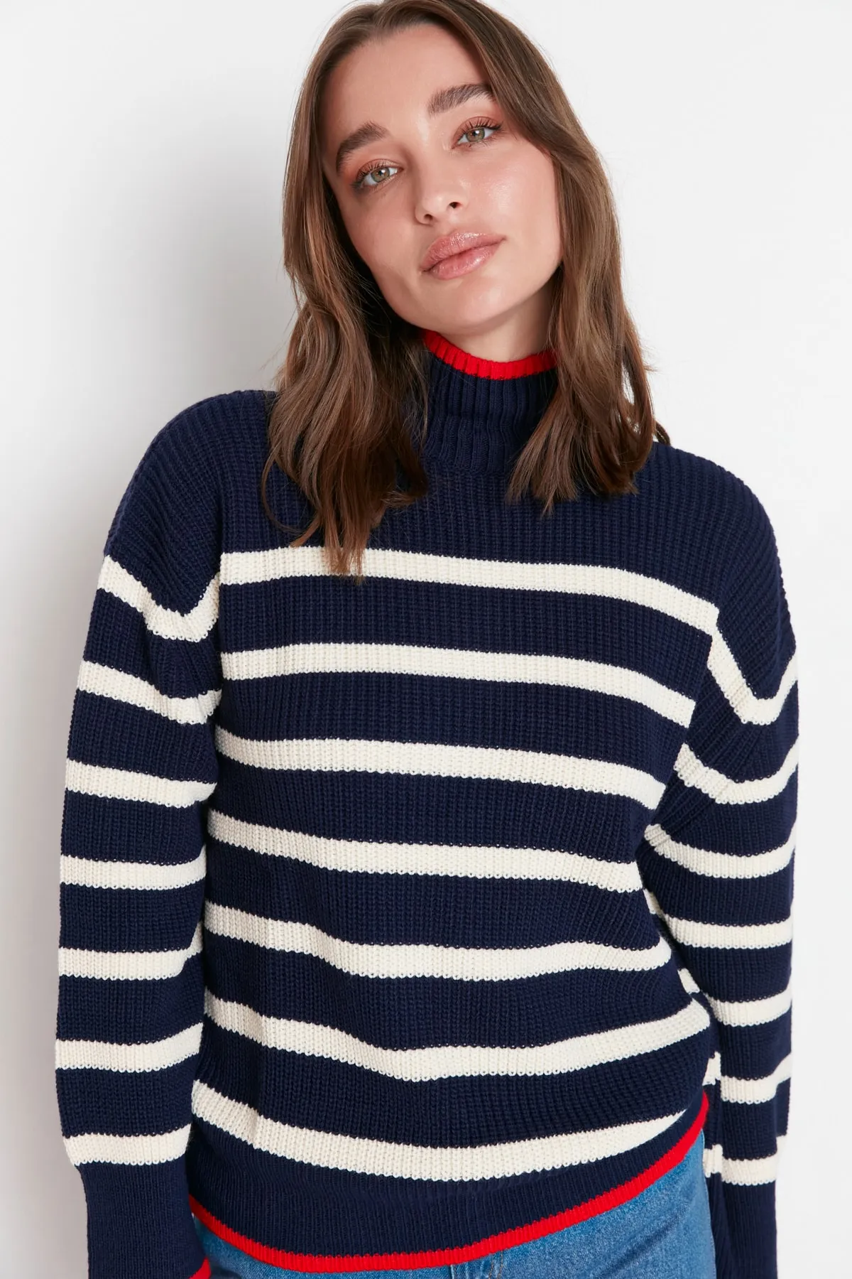 Trendyol Collection  Marineblauer, gestreifter Strickpullover mit weiter Passform TWOAW23KZ01446