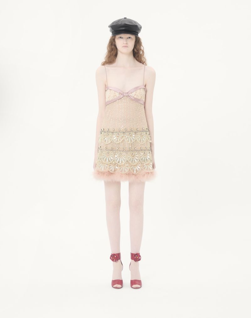 Vestido curto de tule bordado com efeito ilusão