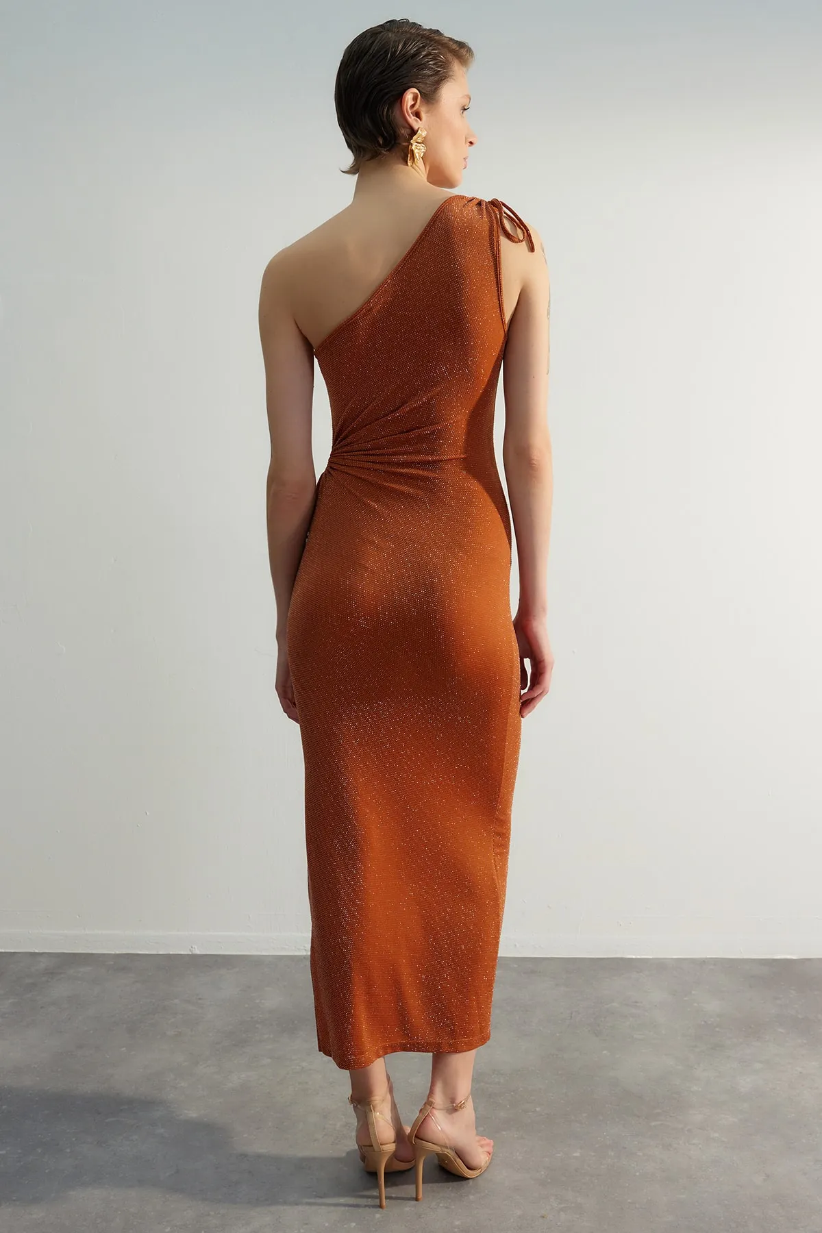 Trendyol Collection  Elegantes Abendkleid mit zimtfarbenem One-Shoulder-Detail TPRSS23EL00410