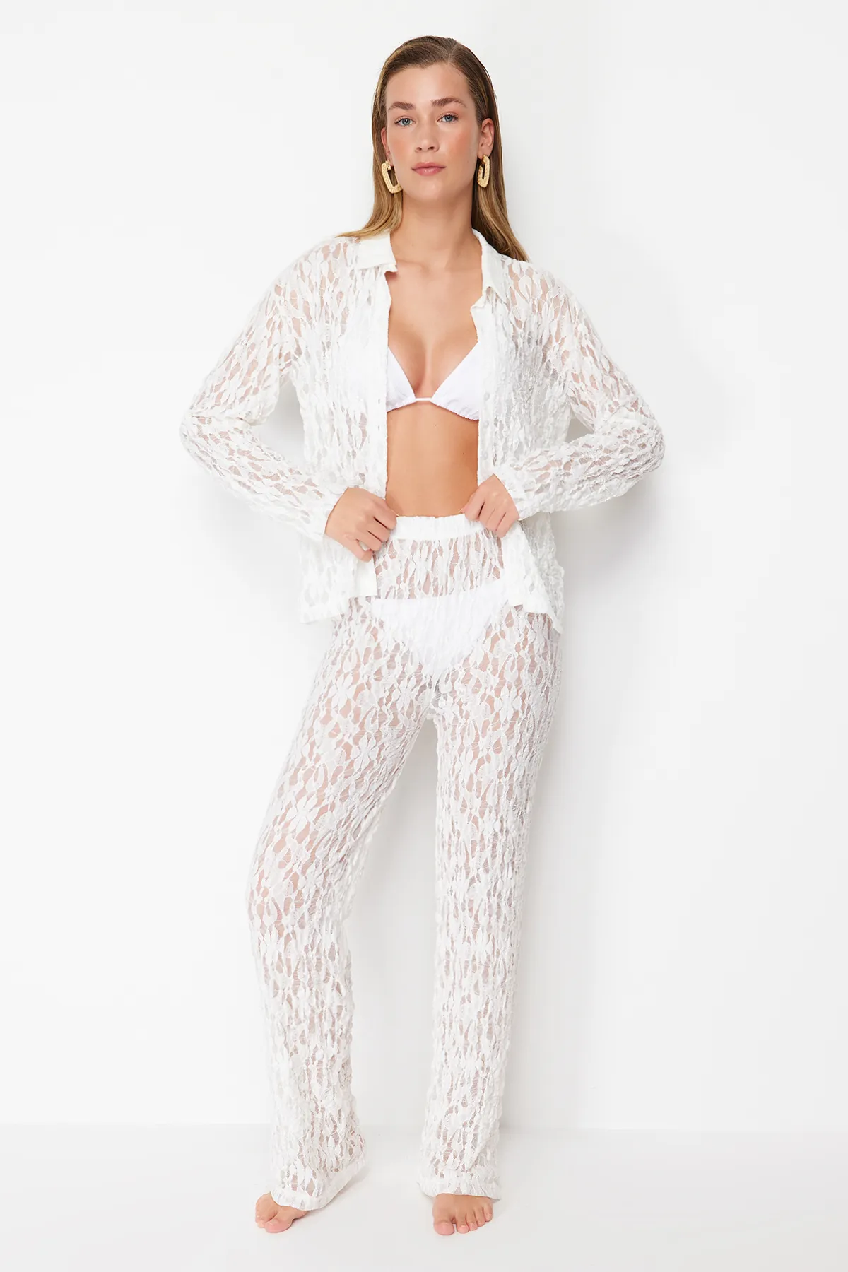 Trendyol Collection  Weißes gestricktes Spitzenhemd-Hosen-Set TBESS24AU00051