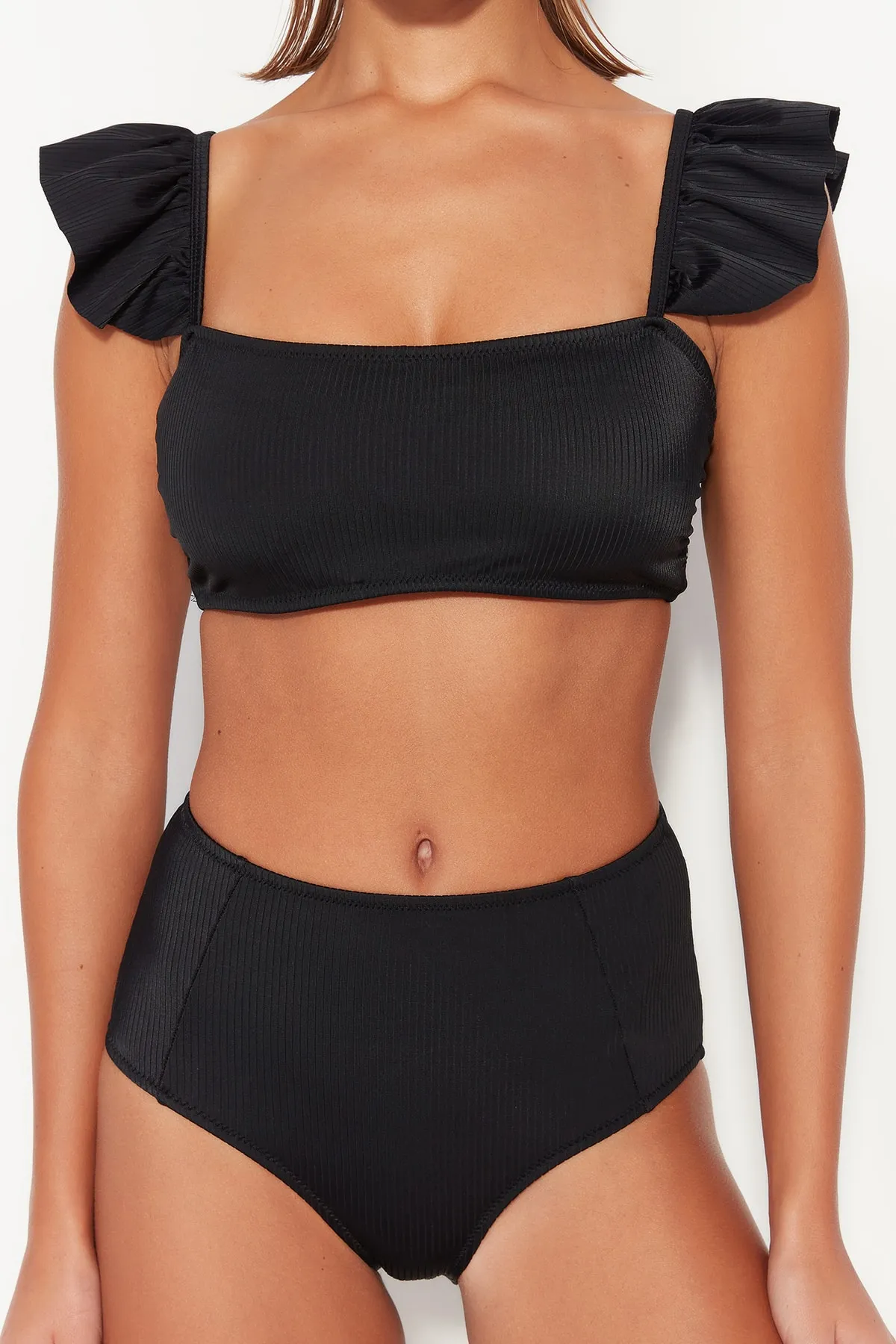 Trendyol Collection  Schwarzes Bralette-Bikinioberteil mit Rüschen und Struktur TBESS22BU0038